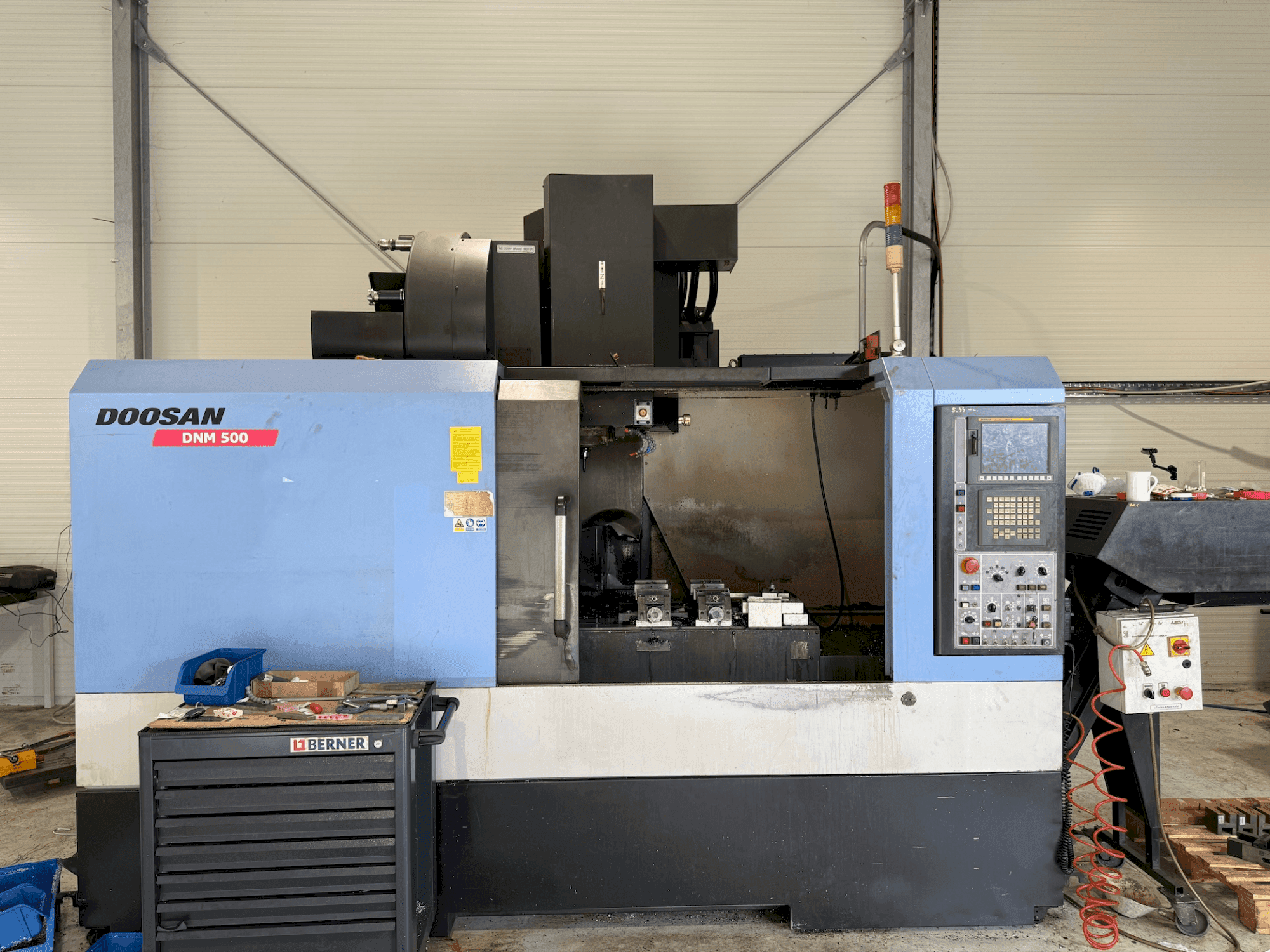A DOOSAN DNM 500 gép elölnézete