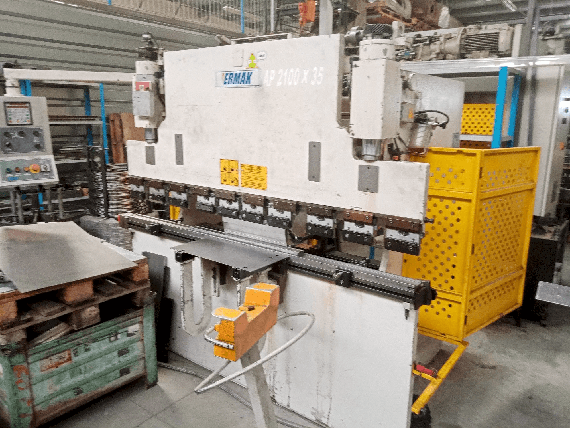 A ERMAKSAN AP 2100-35 gép elölnézete