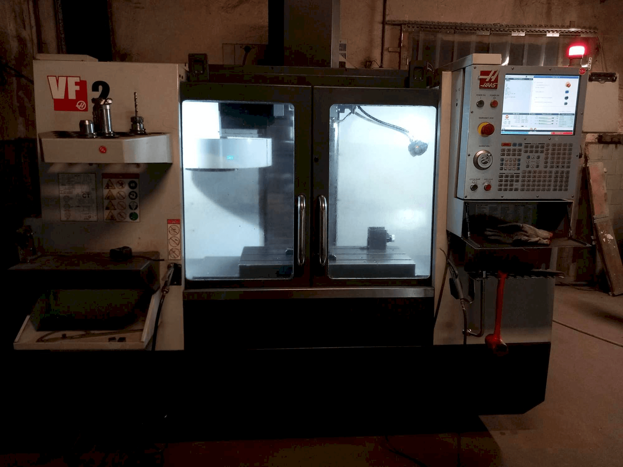 A HAAS VF2 gép elölnézete