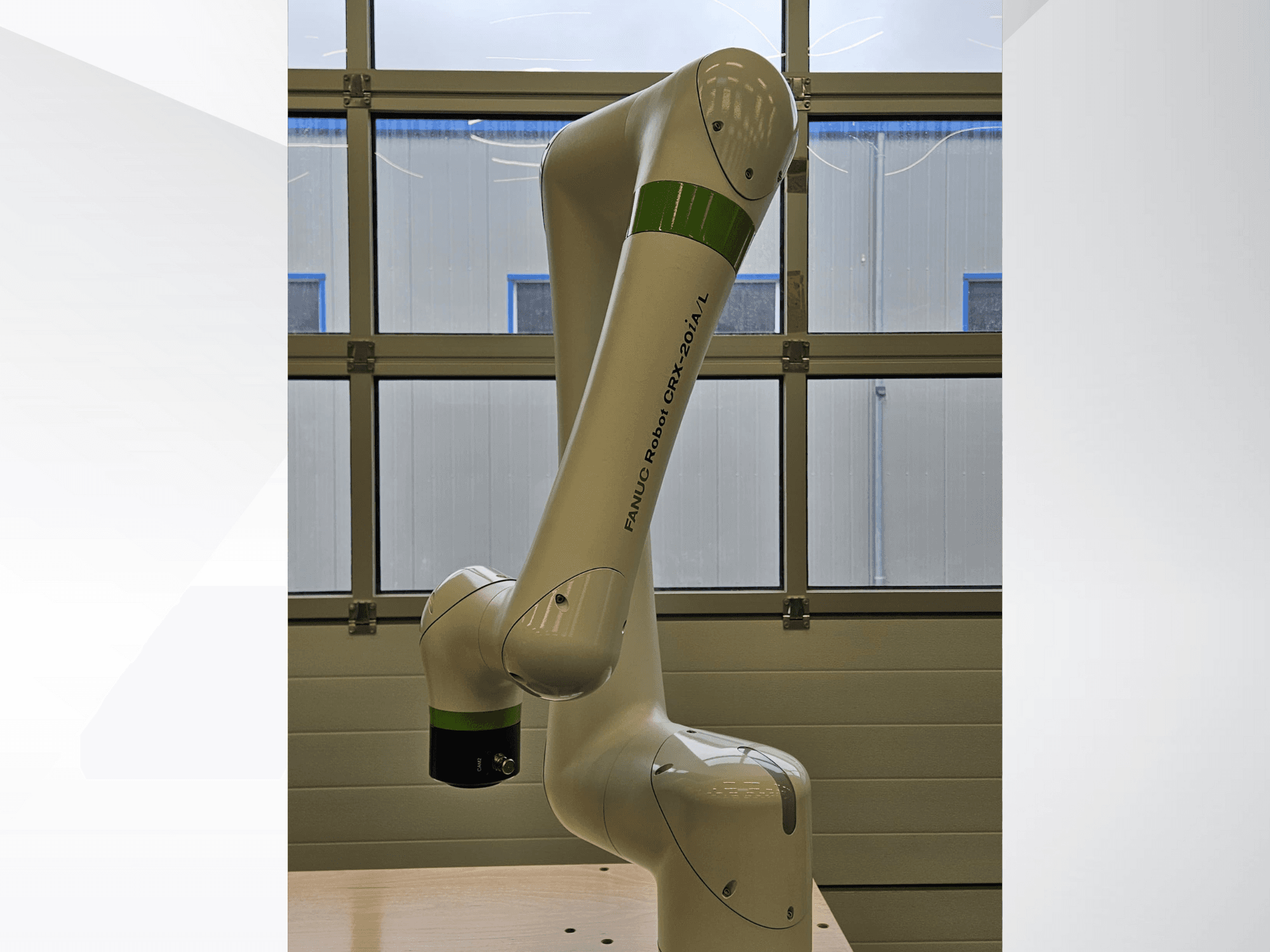 FRANKA ROBOT CRX-20A/L, oldalnézet, a csuklós kar és a zöld-fekete markolóvég-affektor bemutatása.