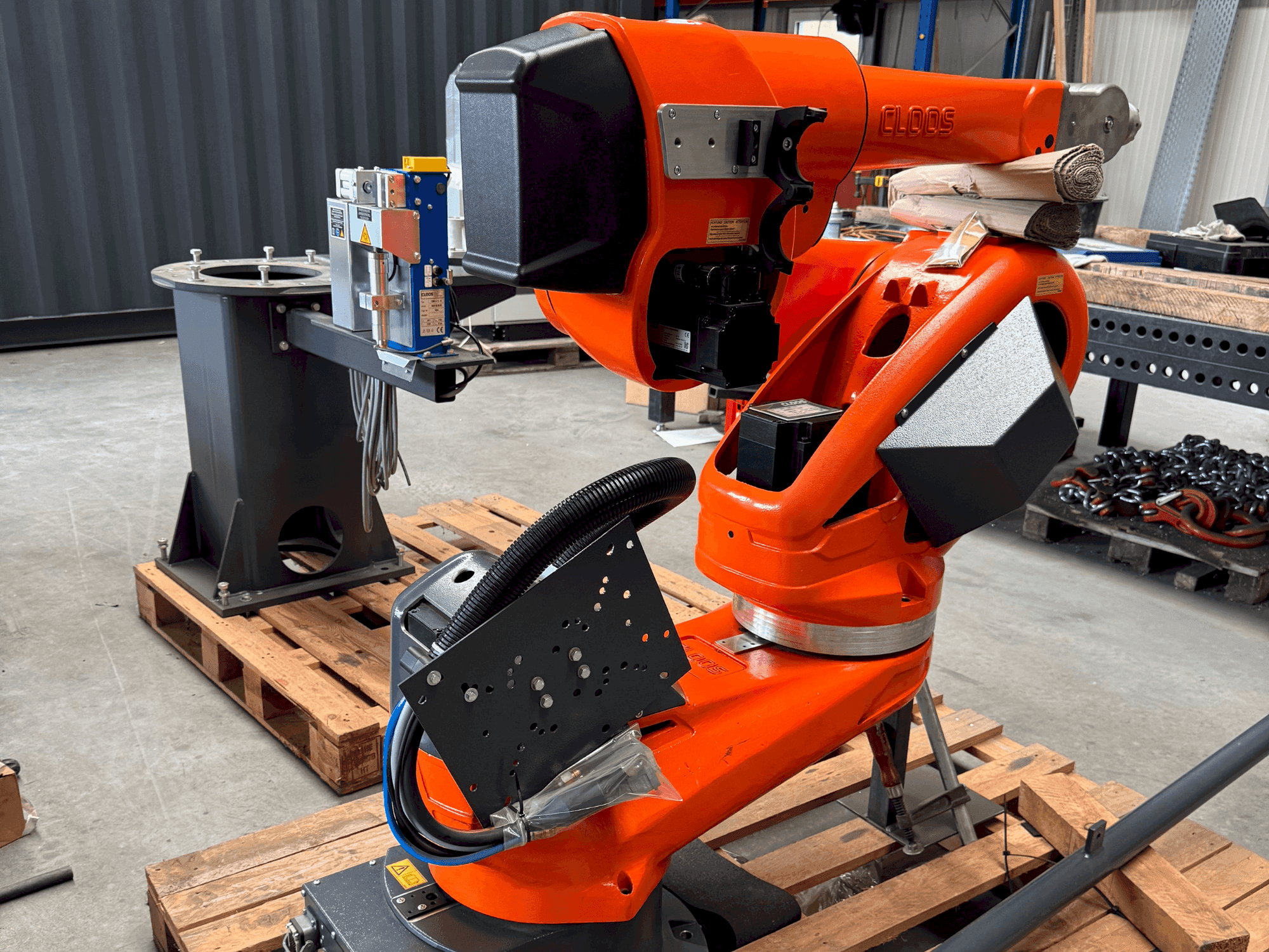 A CLOOS QIROX QRC 350-E gép elölnézete