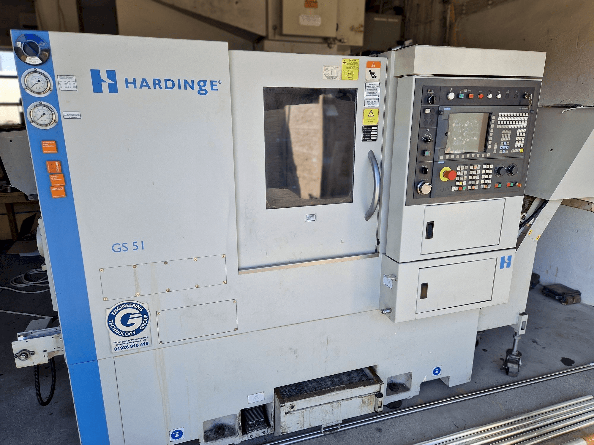 A HARDINGE GS 51 V3 gép elölnézete