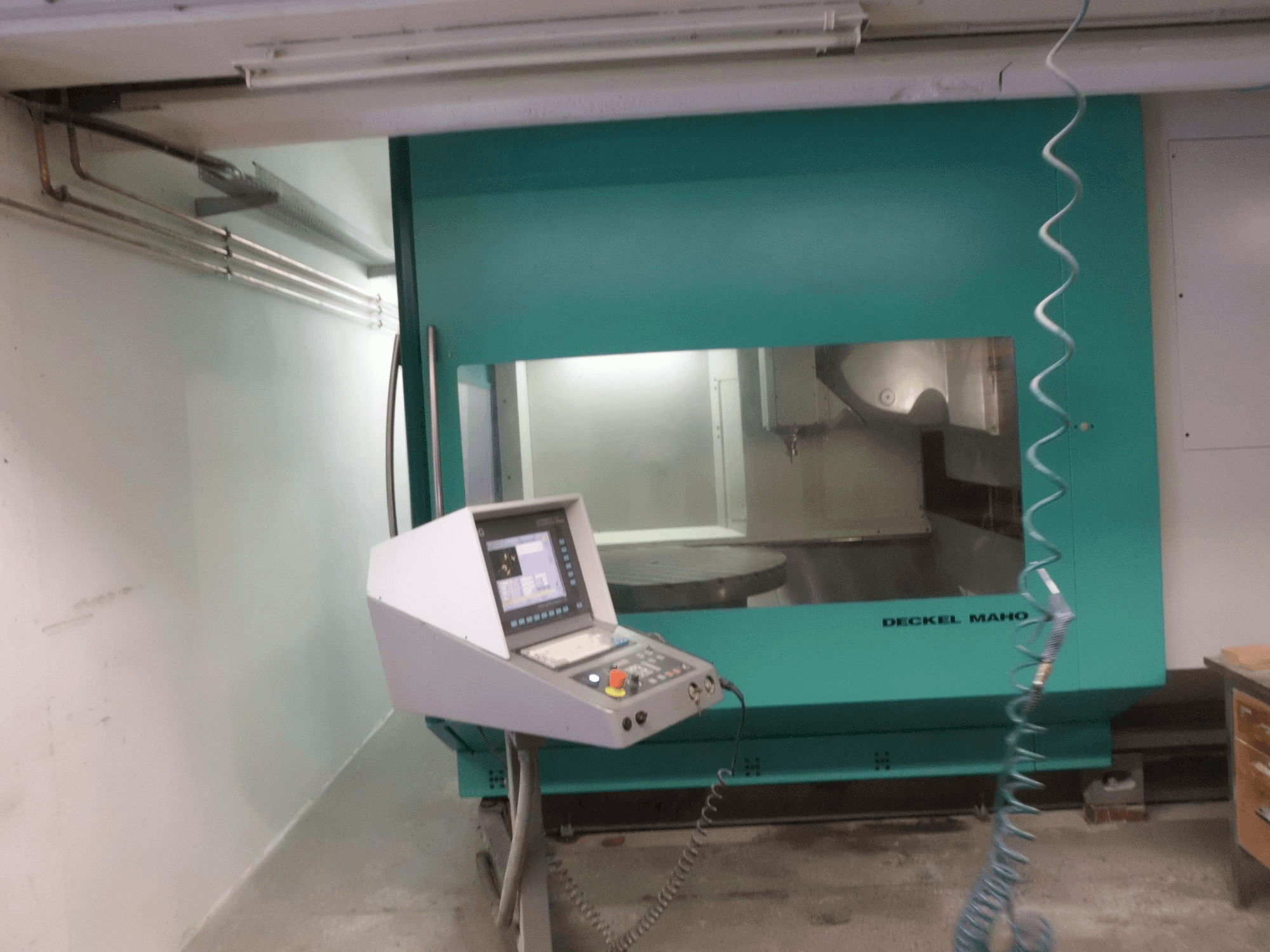 A DECKEL MAHO DMU 125 P gép elölnézete