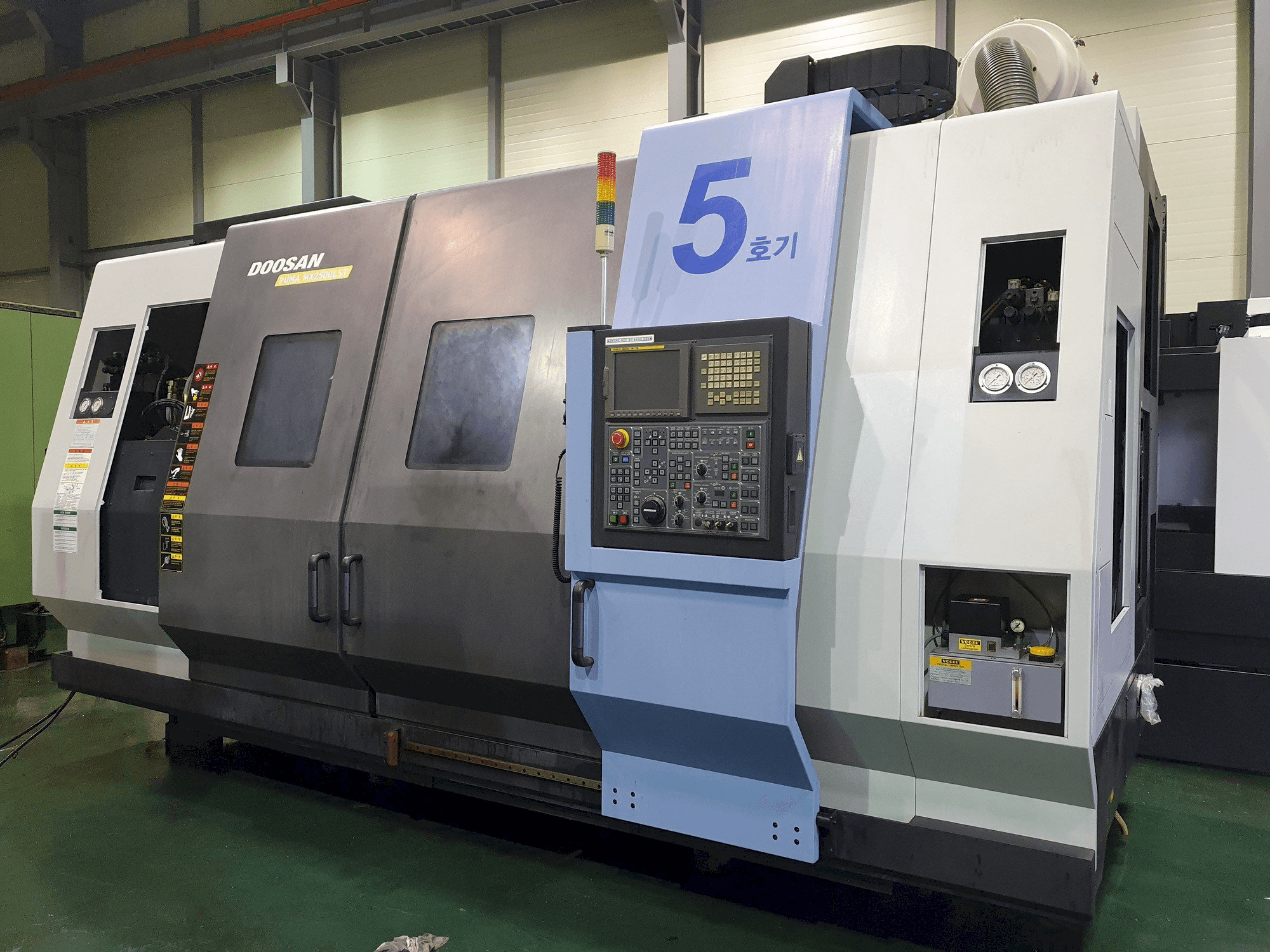 A Doosan Puma MX2500LST gép elölnézete