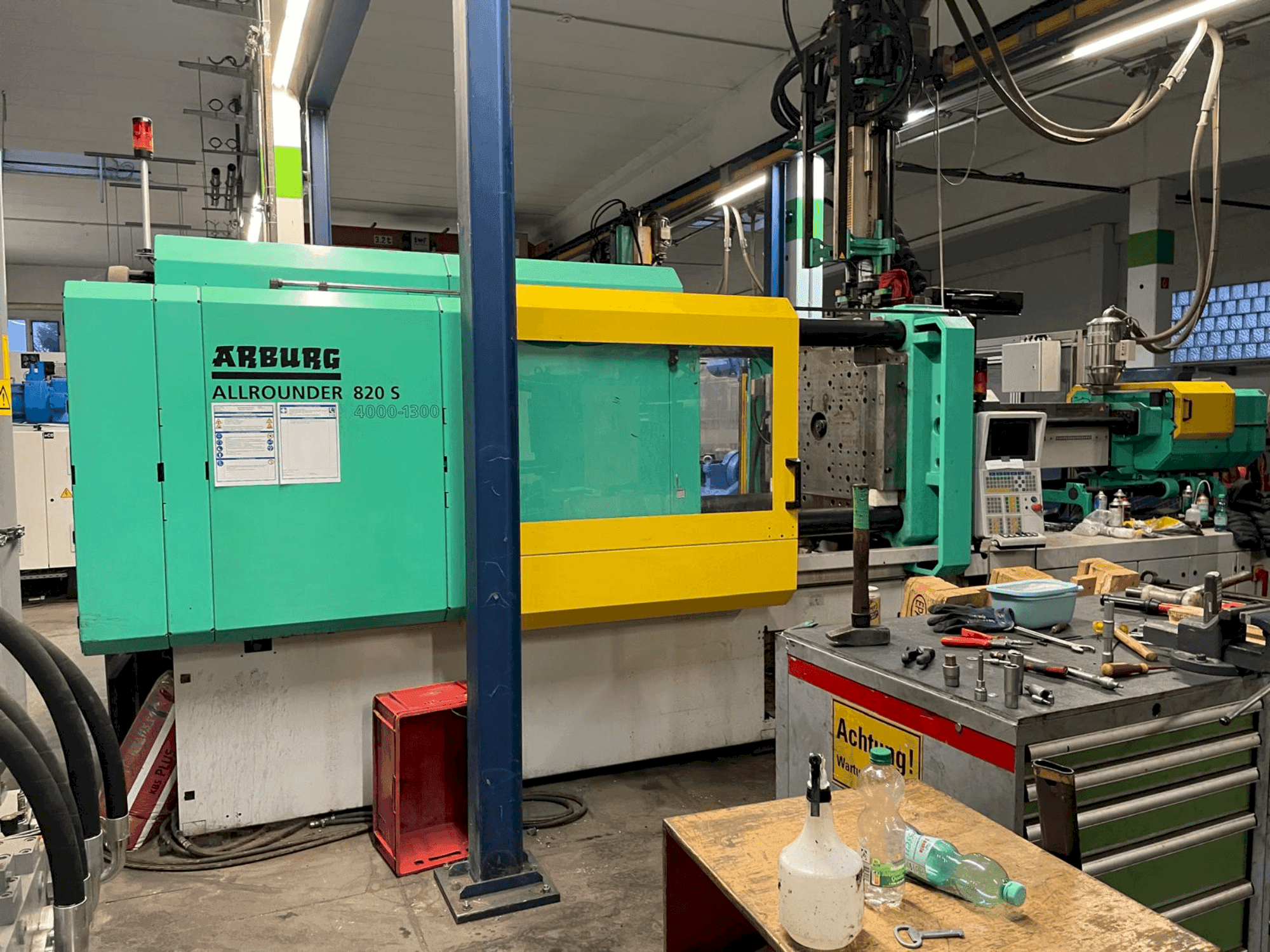 A Arburg Allrounder 820 S 4000-1300/350 gép elölnézete