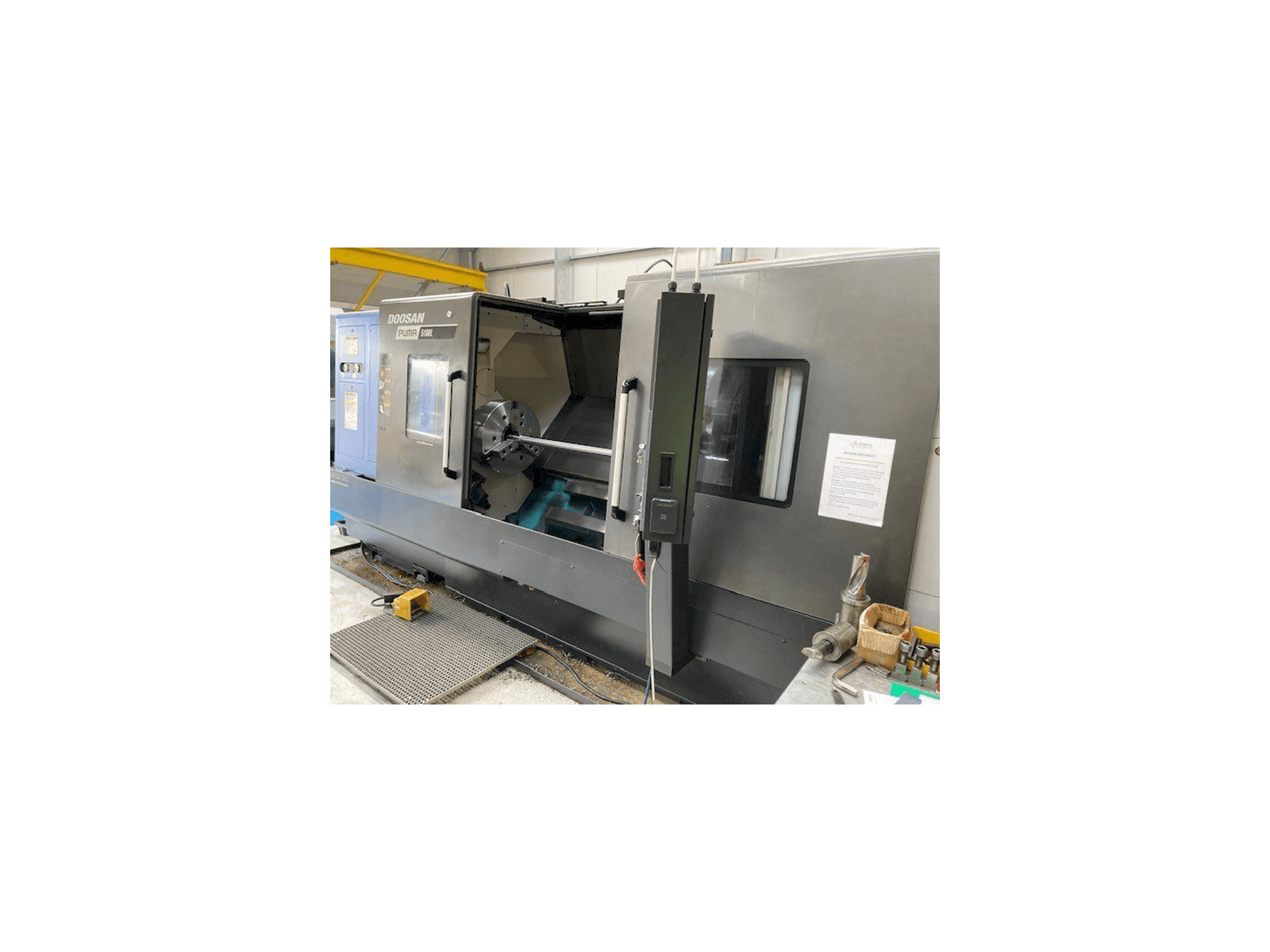 A Doosan Puma 5100LB gép elölnézete