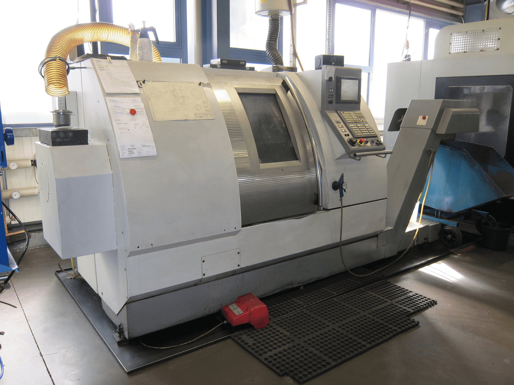 Gildemeister CTX 400 Serie 2 vízszintes esztergagép, oldalnézet, a kezelőpanel és a működési jellemzők bemutatása.