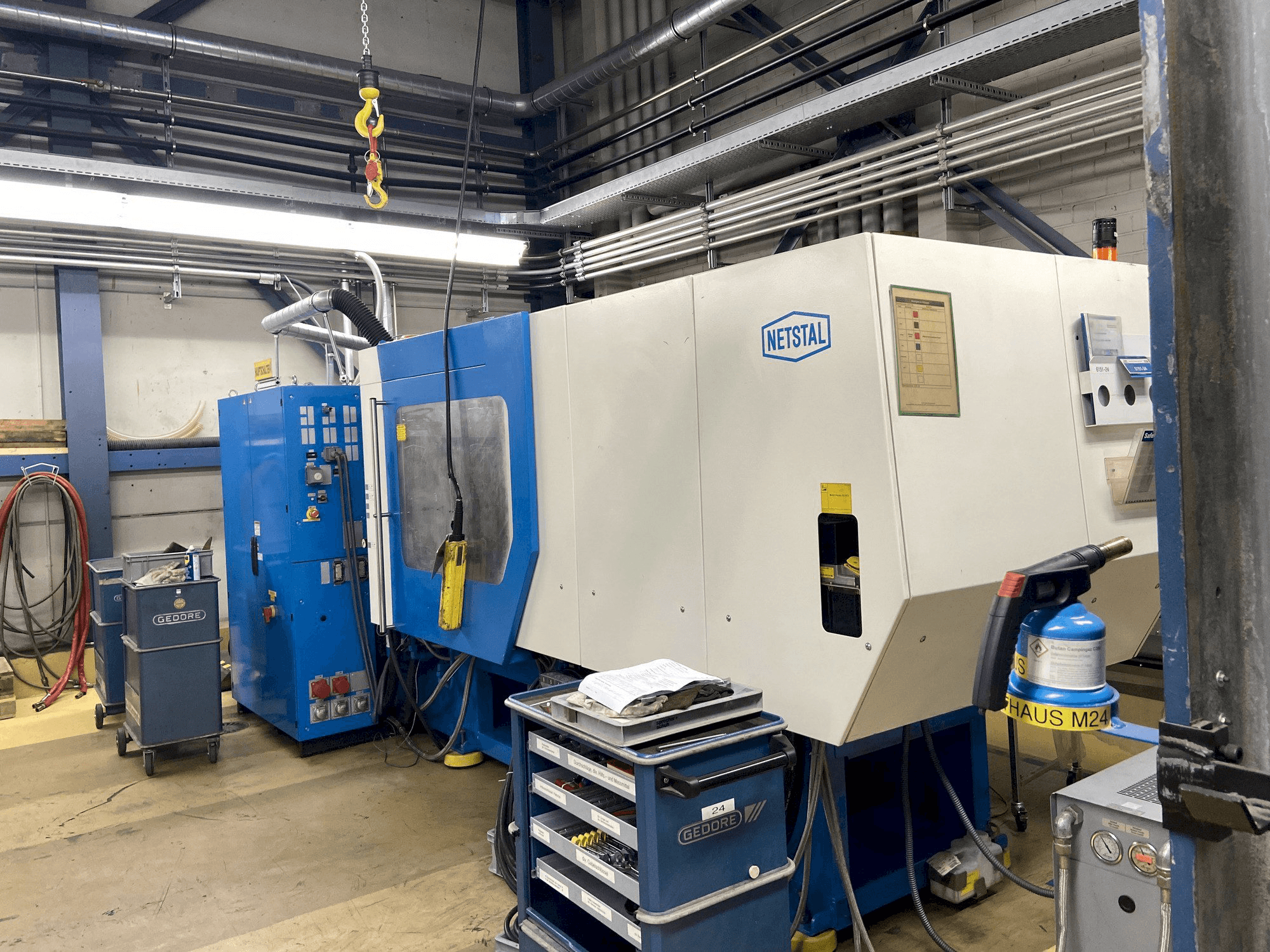 A Netstal Synergy 1500K/460 gép elölnézete
