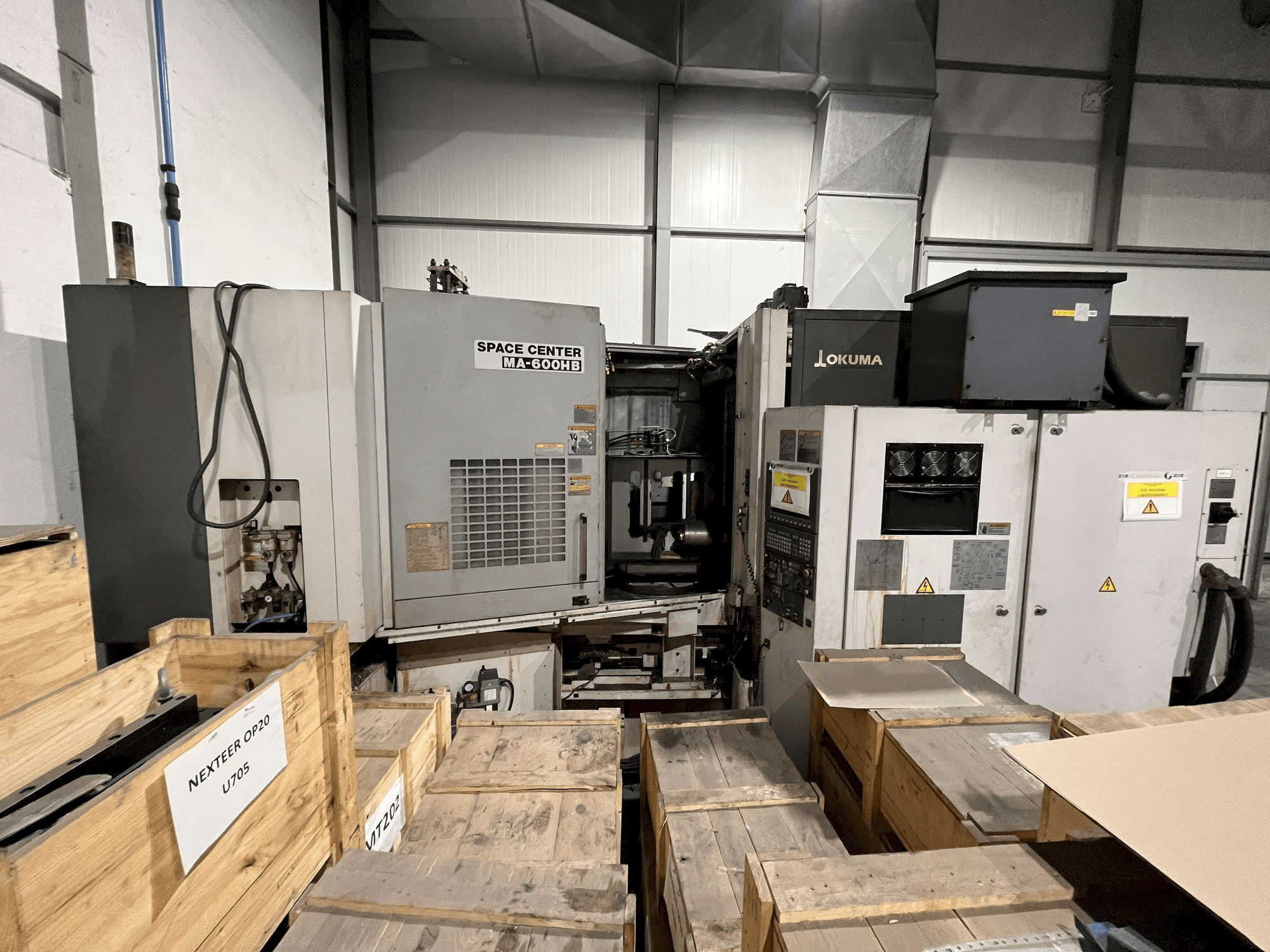 A Okuma MA-600HB gép elölnézete