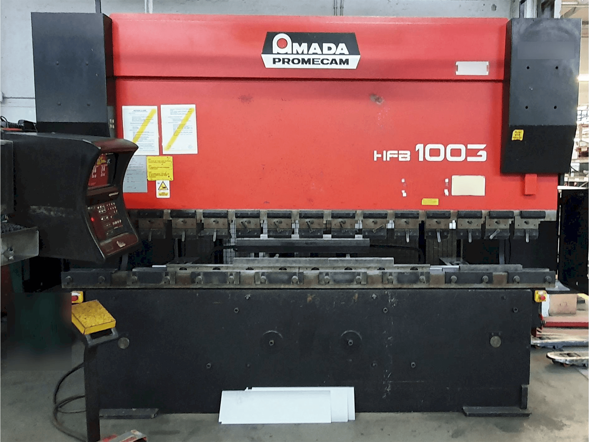 A AMADA HFB 100.3 gép elölnézete