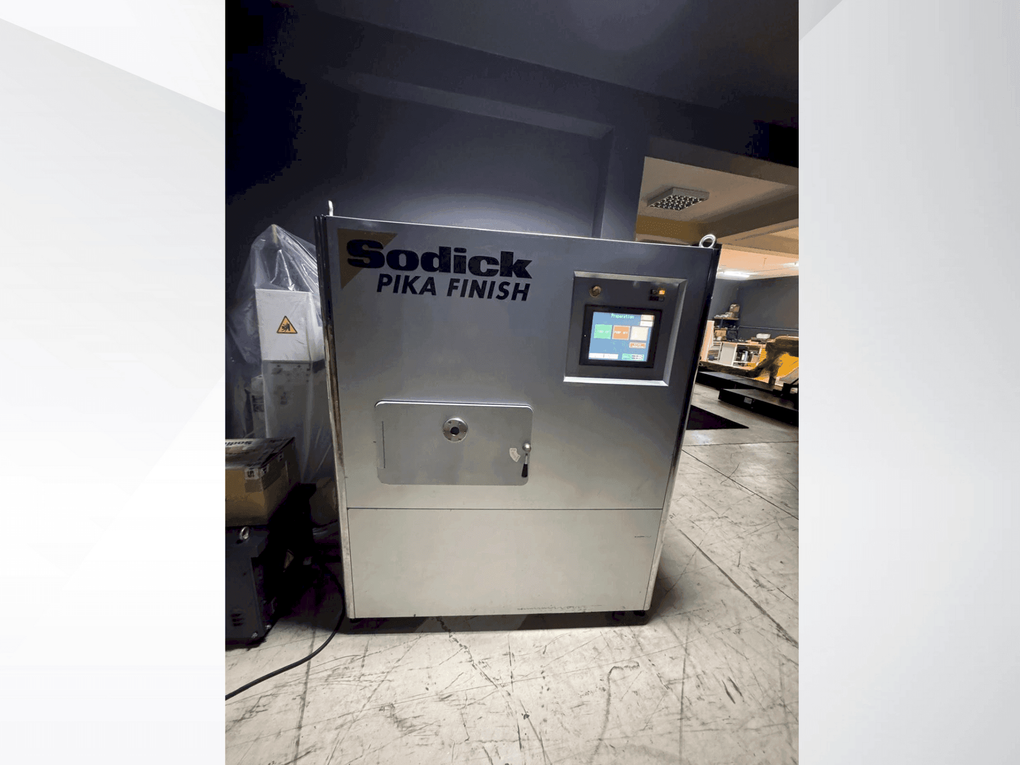 A Sodick Picka PF-32A gép elölnézete