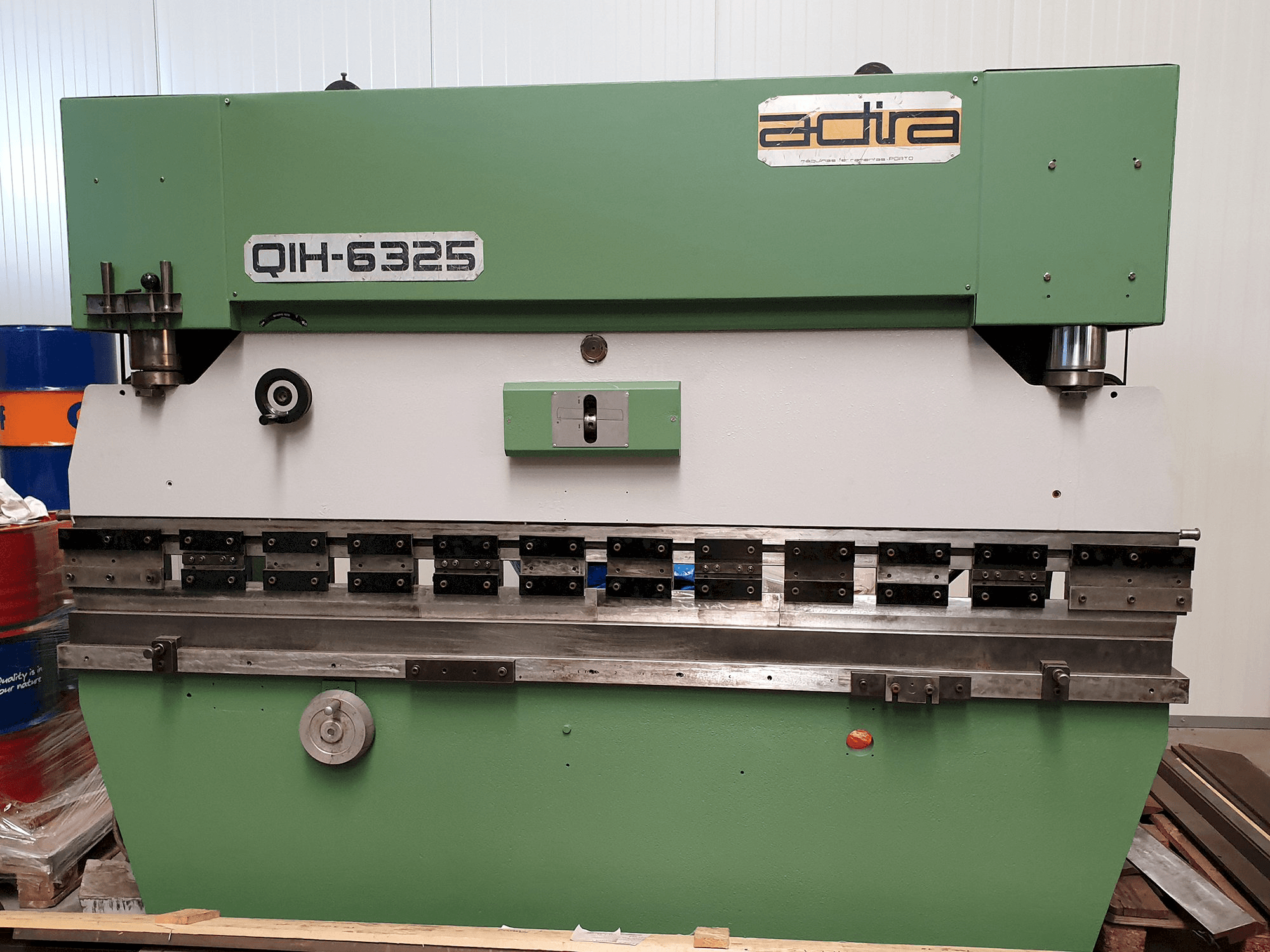 A ADIRA QIH 6325 gép elölnézete