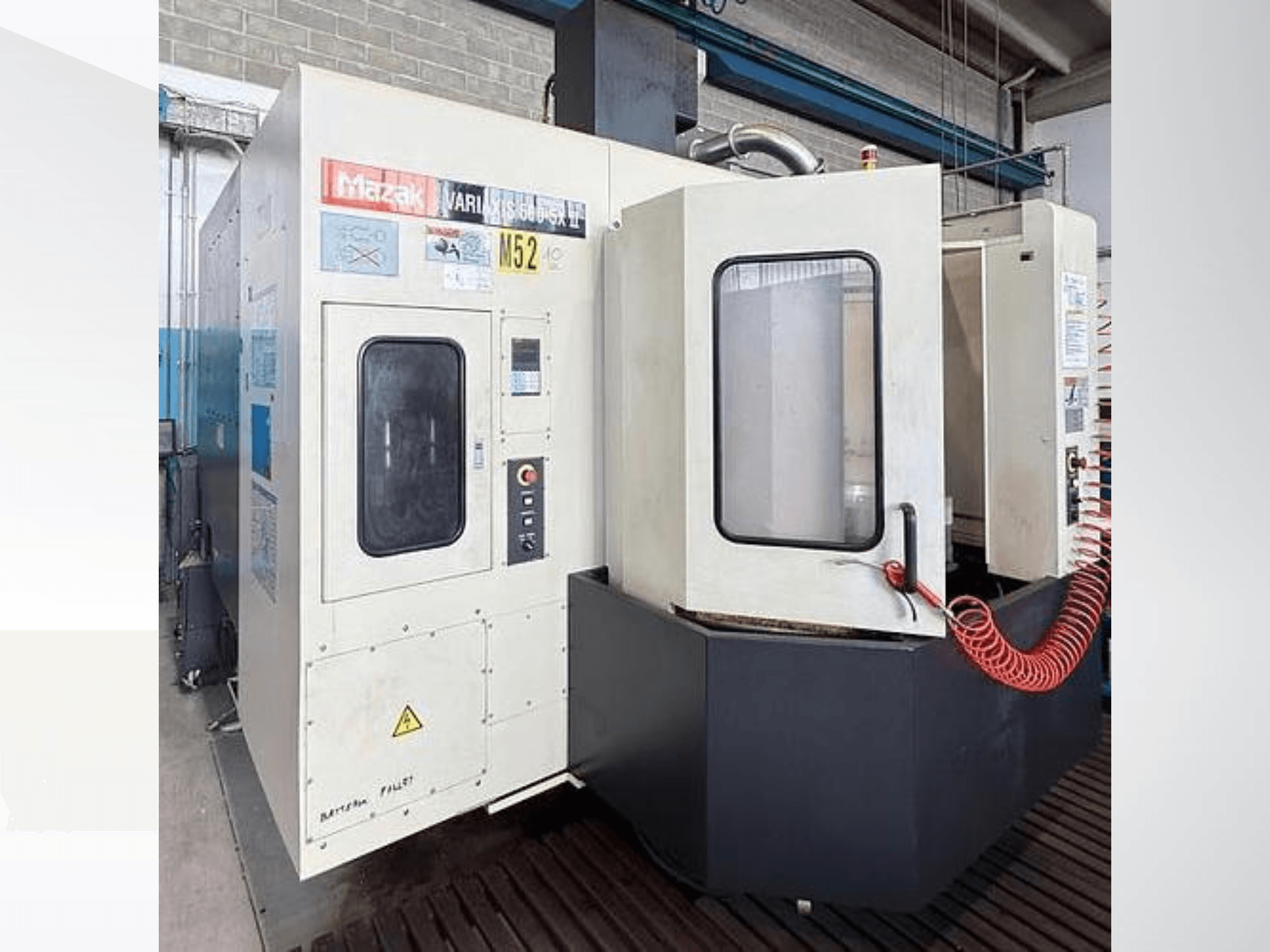 Mazak VARIAXIS500-5XII függőleges megmunkáló központ, elölnézet; vezérlőpanellel és megfigyelőablakkal.