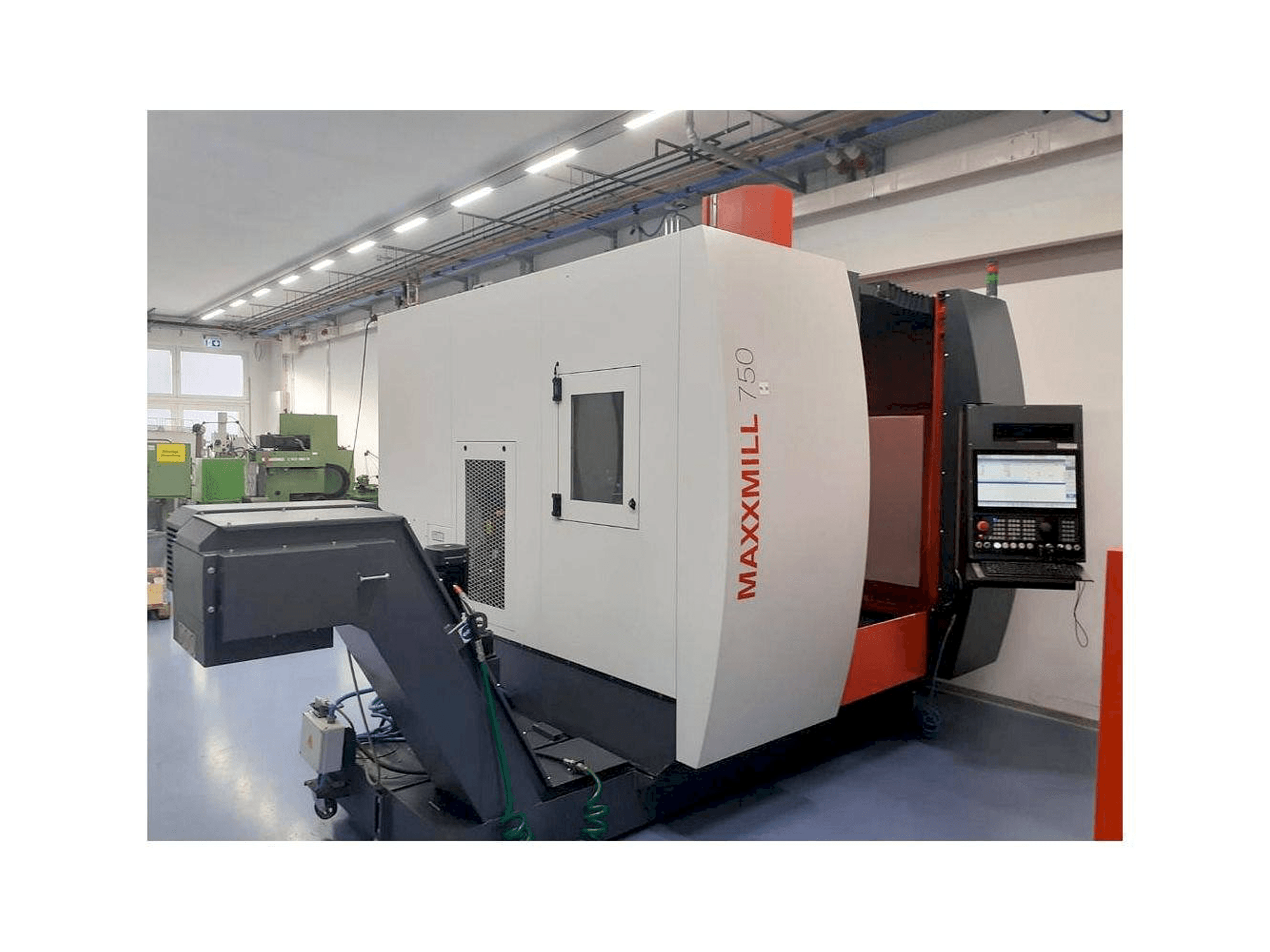 A EMCO Maxxmill 750 gép elölnézete