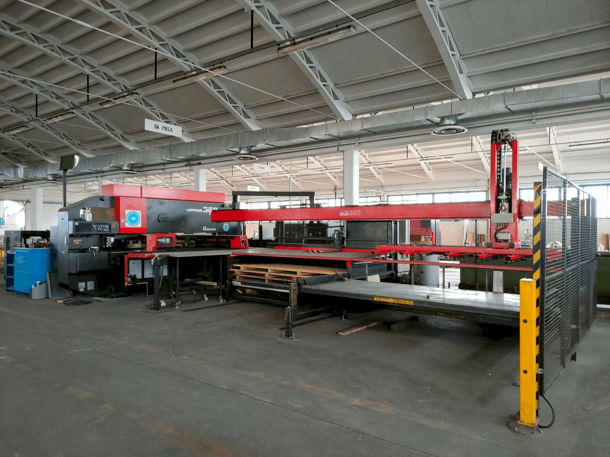 A AMADA VIPROS 368 KING gép elölnézete