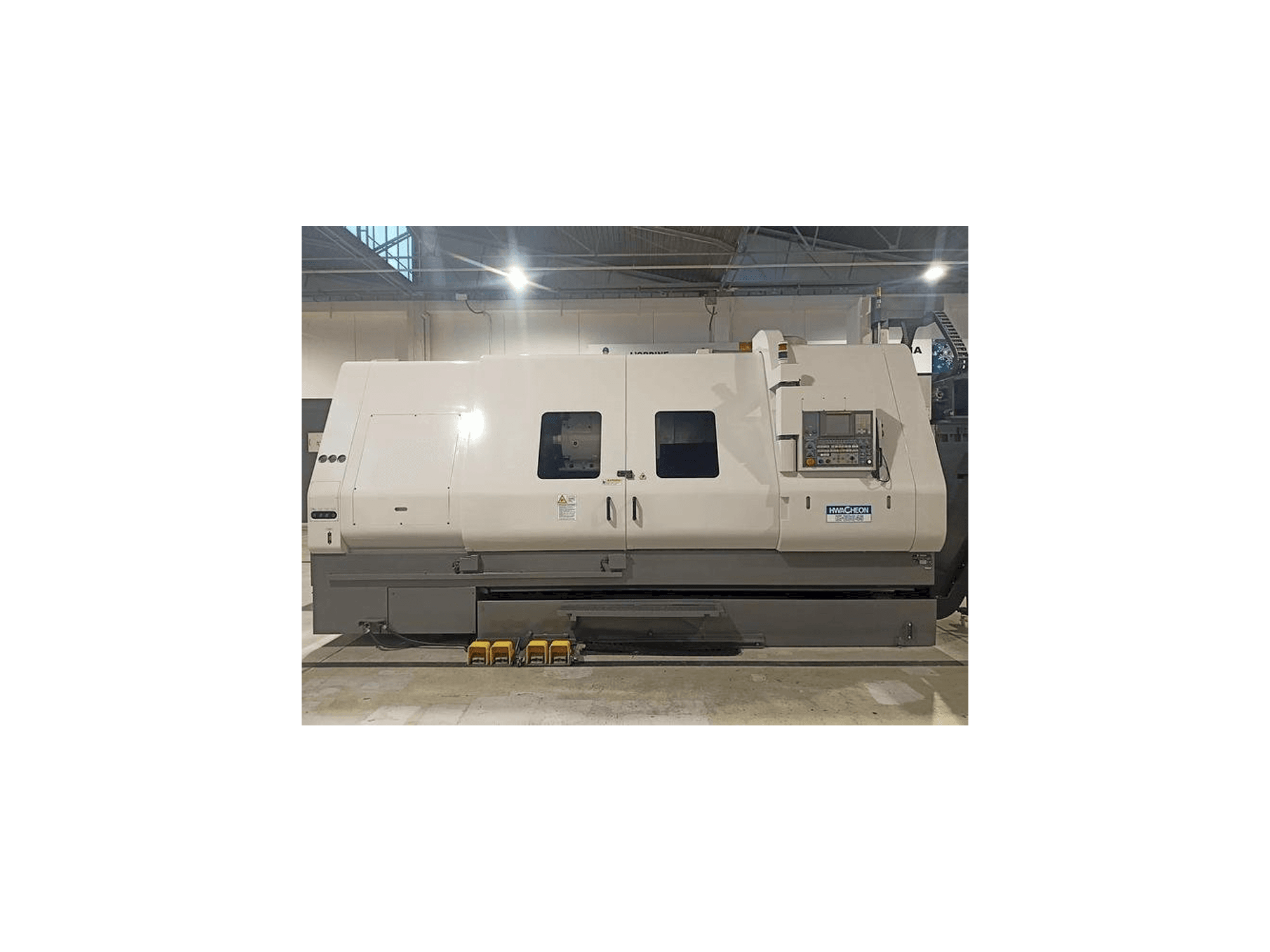 A HWACHEON HI-ECO 45 gép elölnézete
