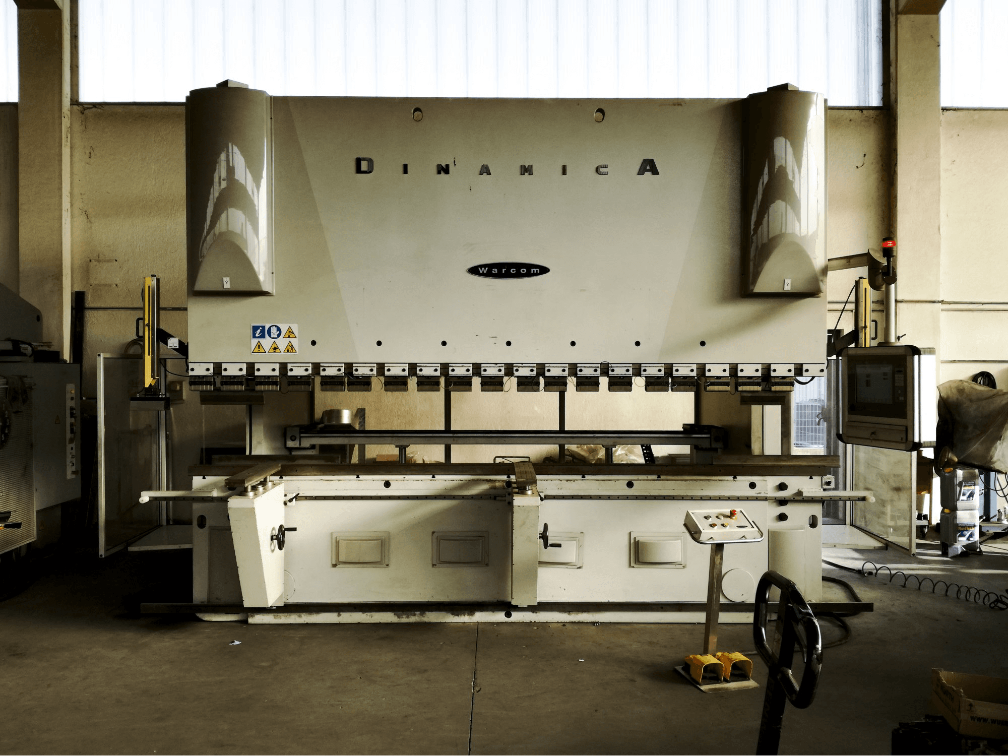 A Warcom DINAMICA 320·40 gép elölnézete