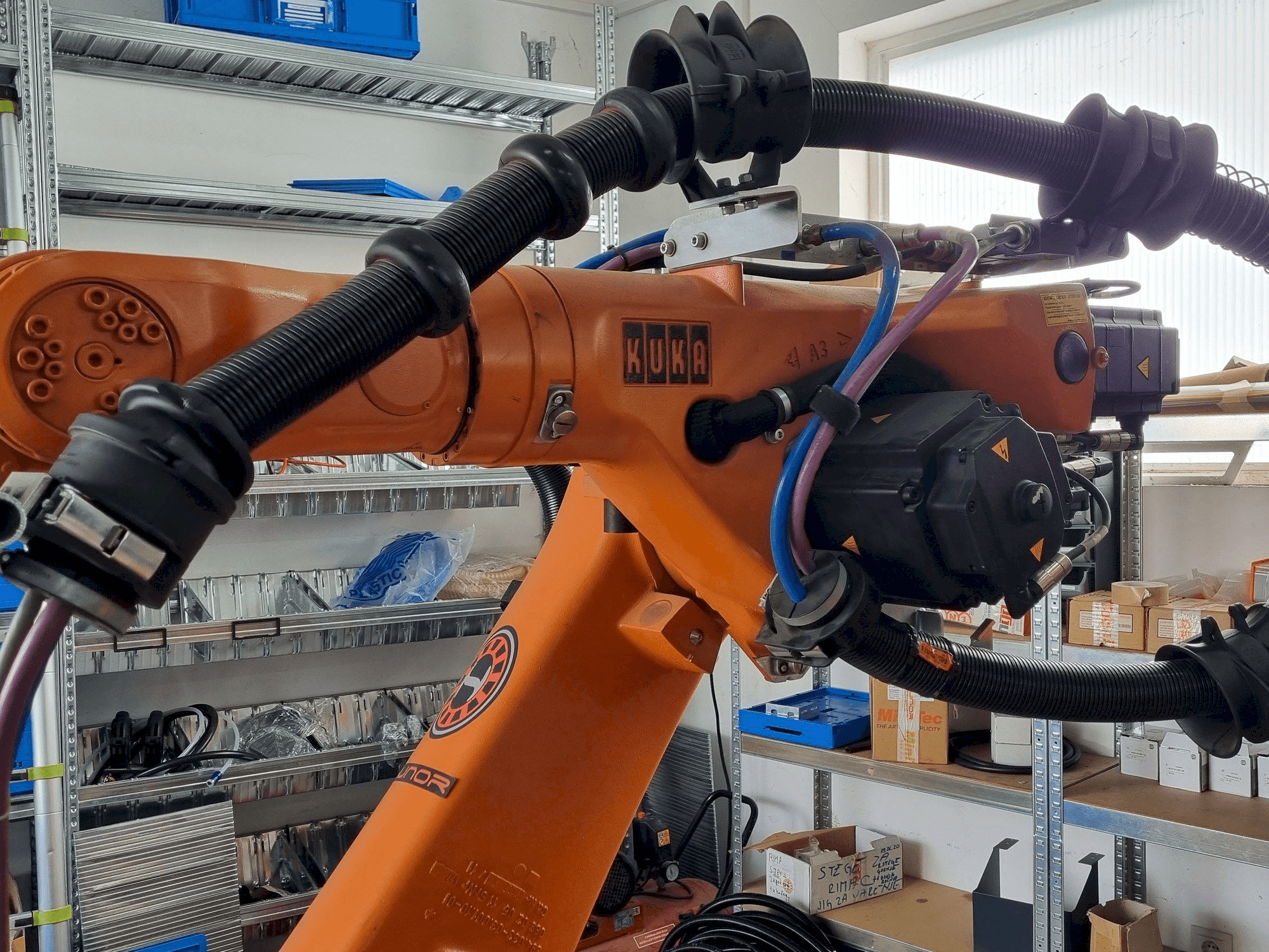 A KUKA KR60 HA - KRC2ed05 gép elölnézete