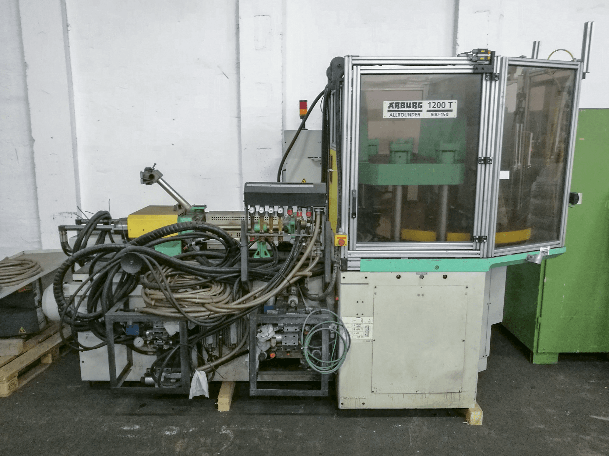 A Arburg 1200TS 800-150 gép elölnézete