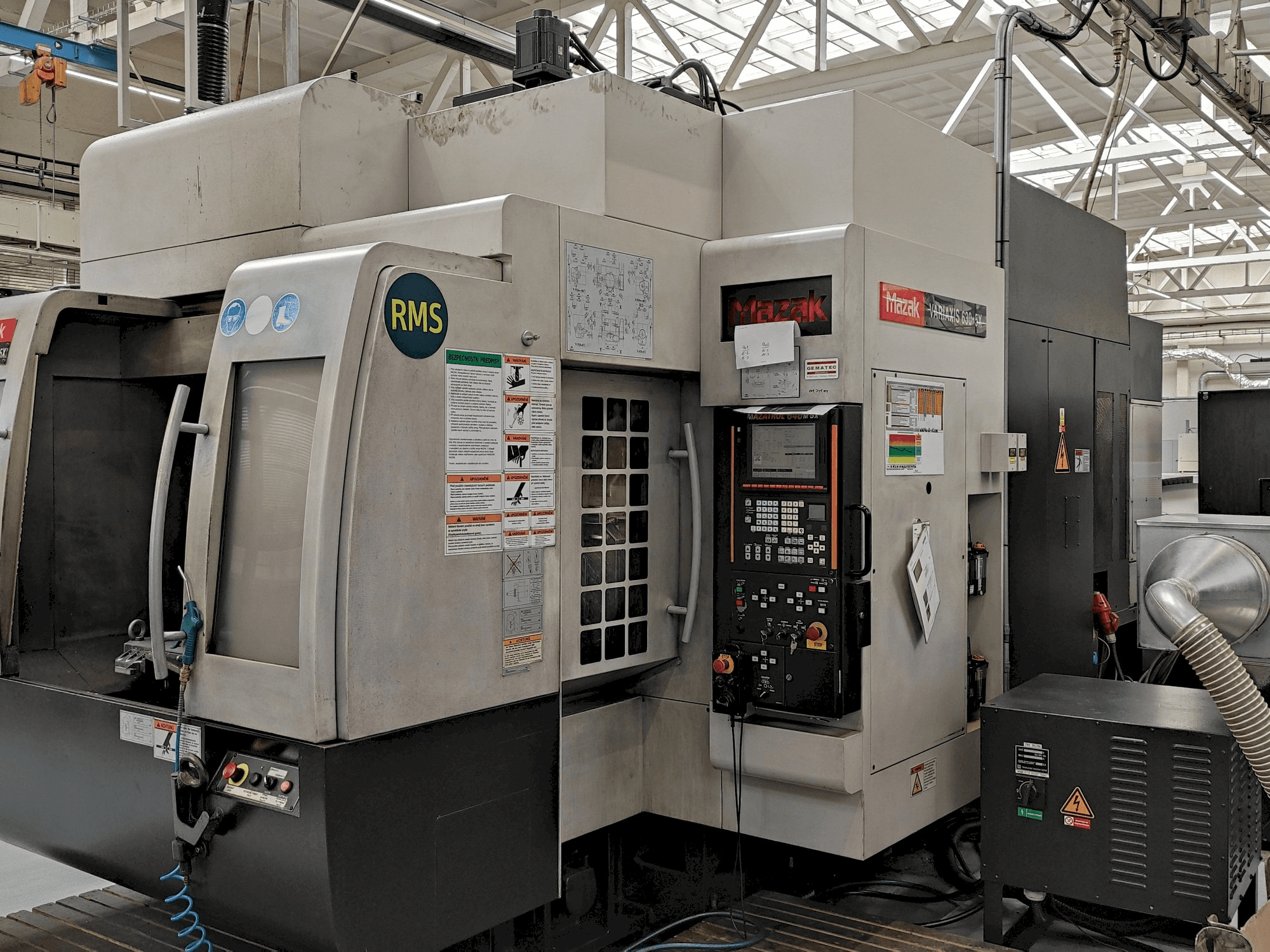 A Mazak Variaxis 630-5X gép elölnézete