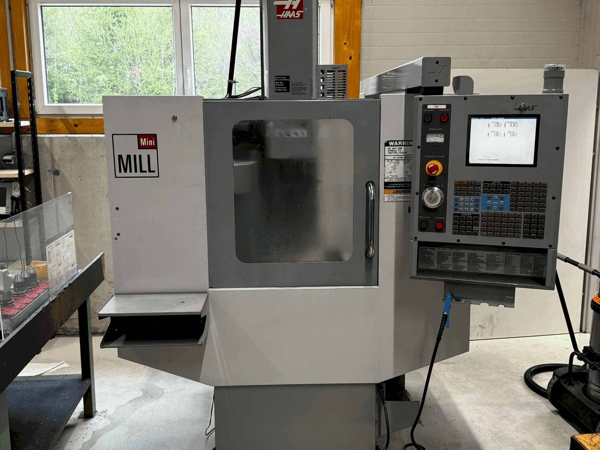 A HAAS Mini-Mill HE gép elölnézete