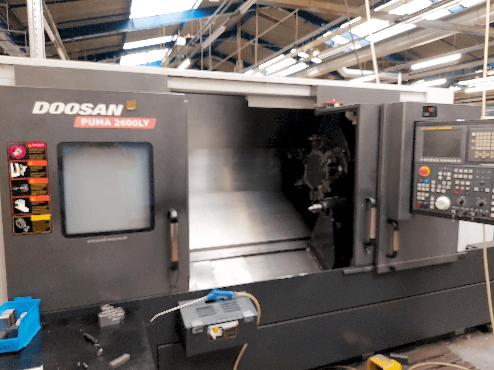 A Doosan Puma 2600LY gép elölnézete