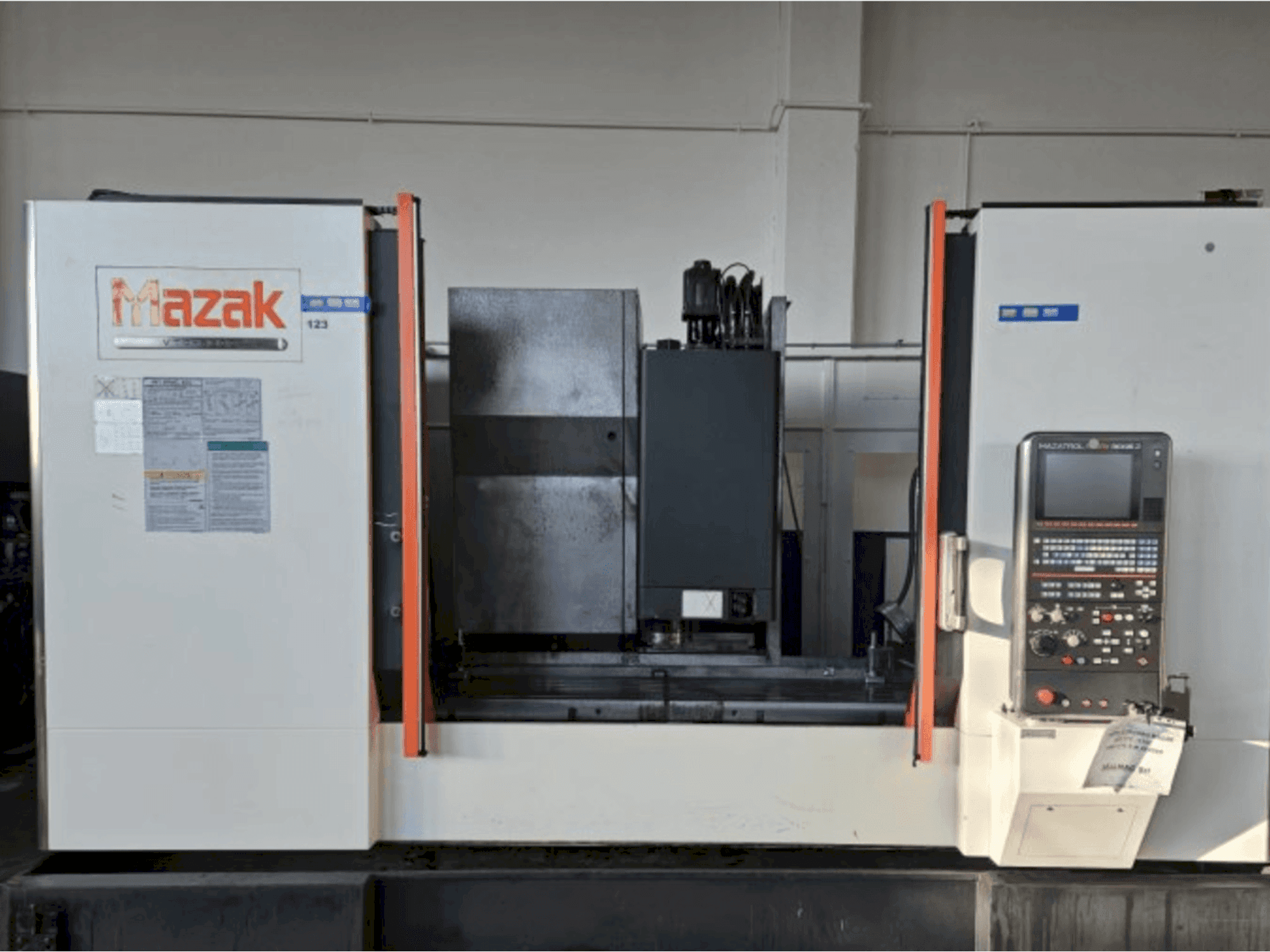 A Mazak VTC-530C gép elölnézete