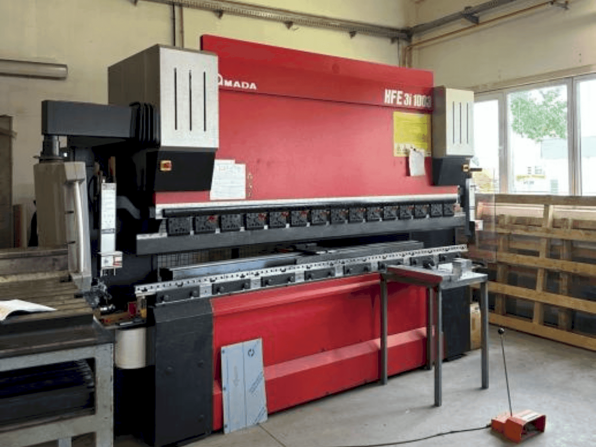 A AMADA HFE 3i 1003 gép elölnézete