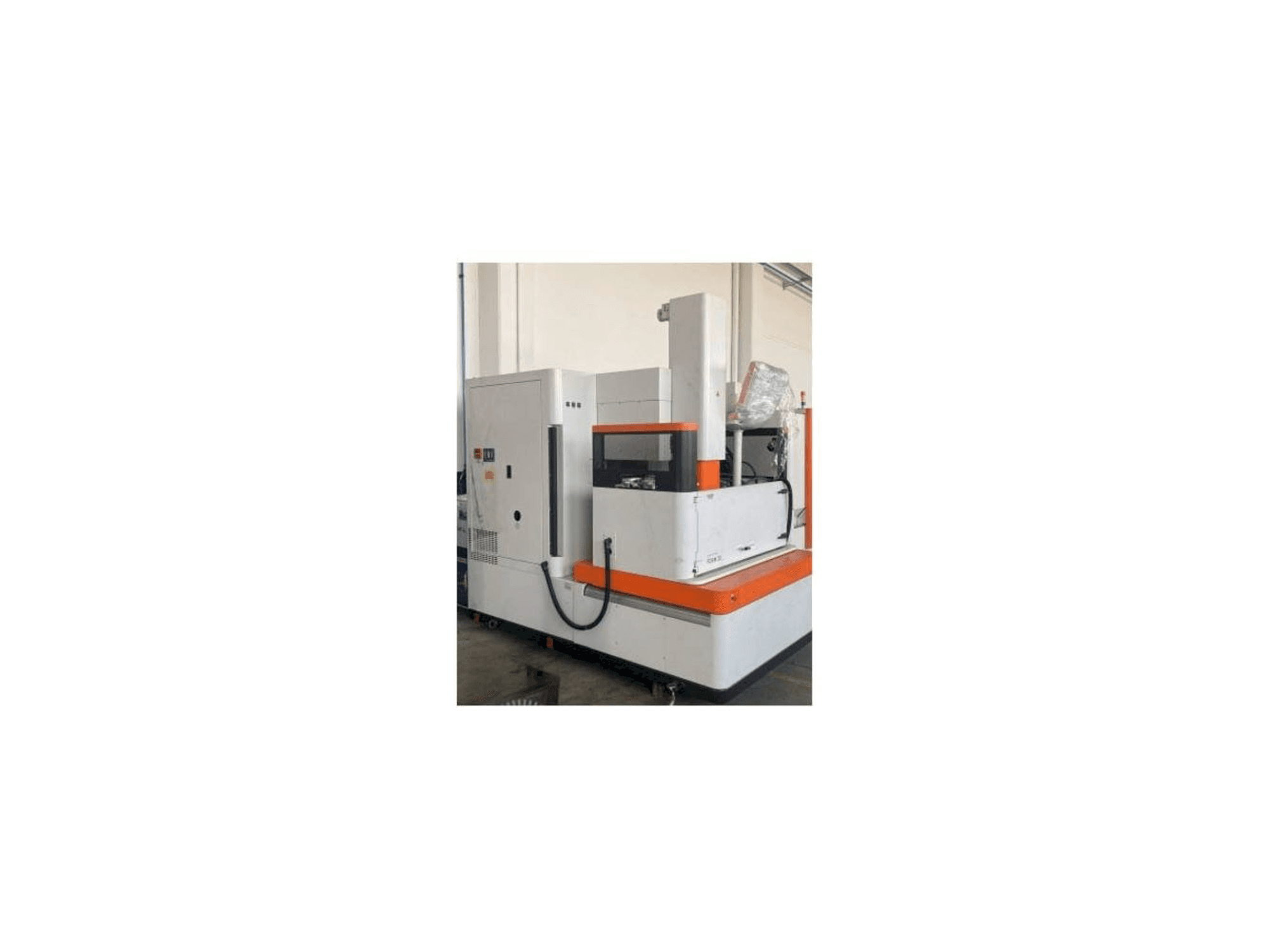 A AgieCharmilles FORM 30 gép elölnézete