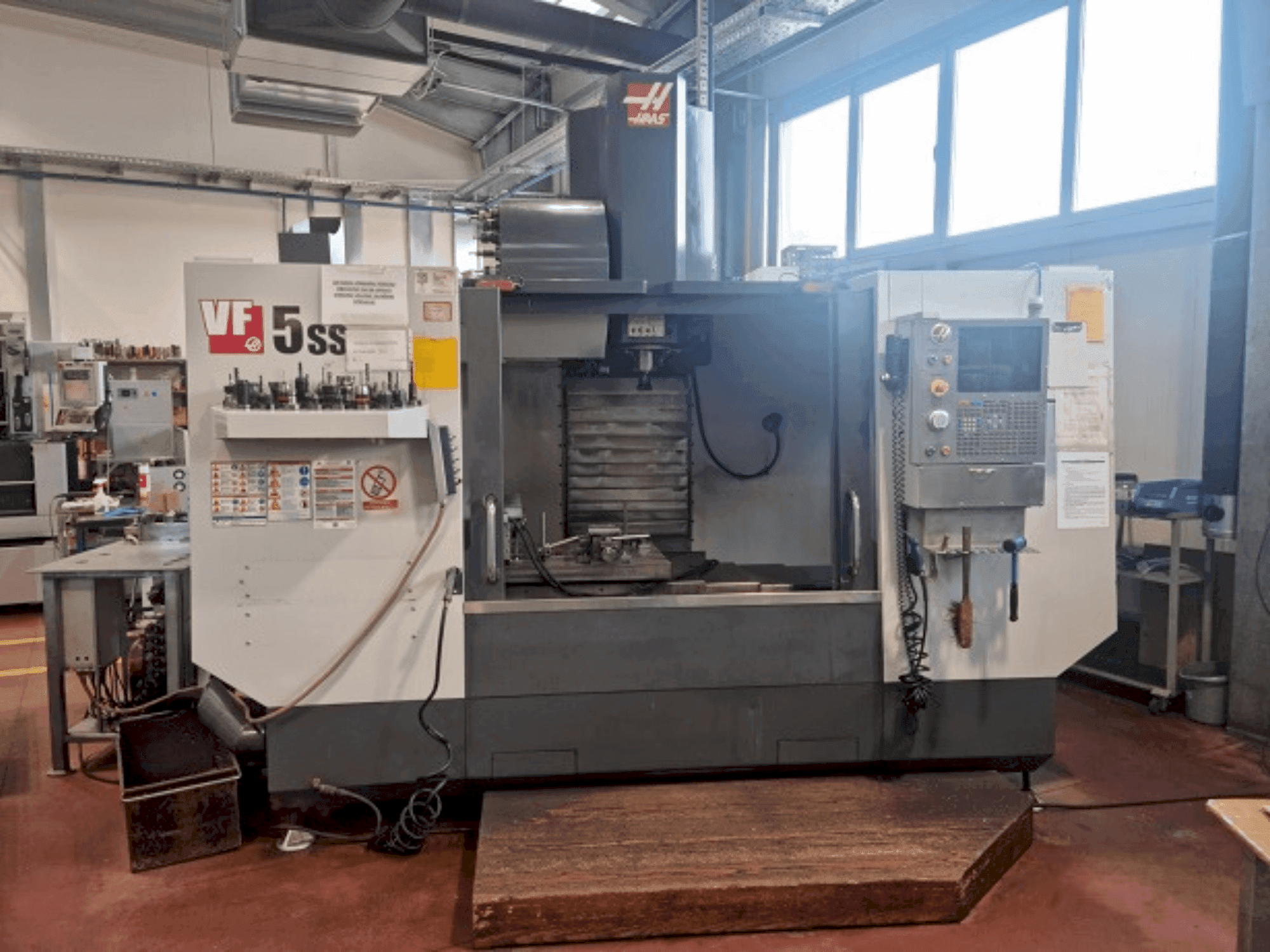 A HAAS VF-5SS gép elölnézete