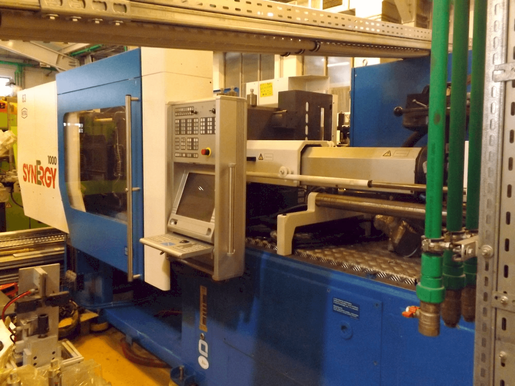 A Netstal Synergy 1000 230-110 gép elölnézete