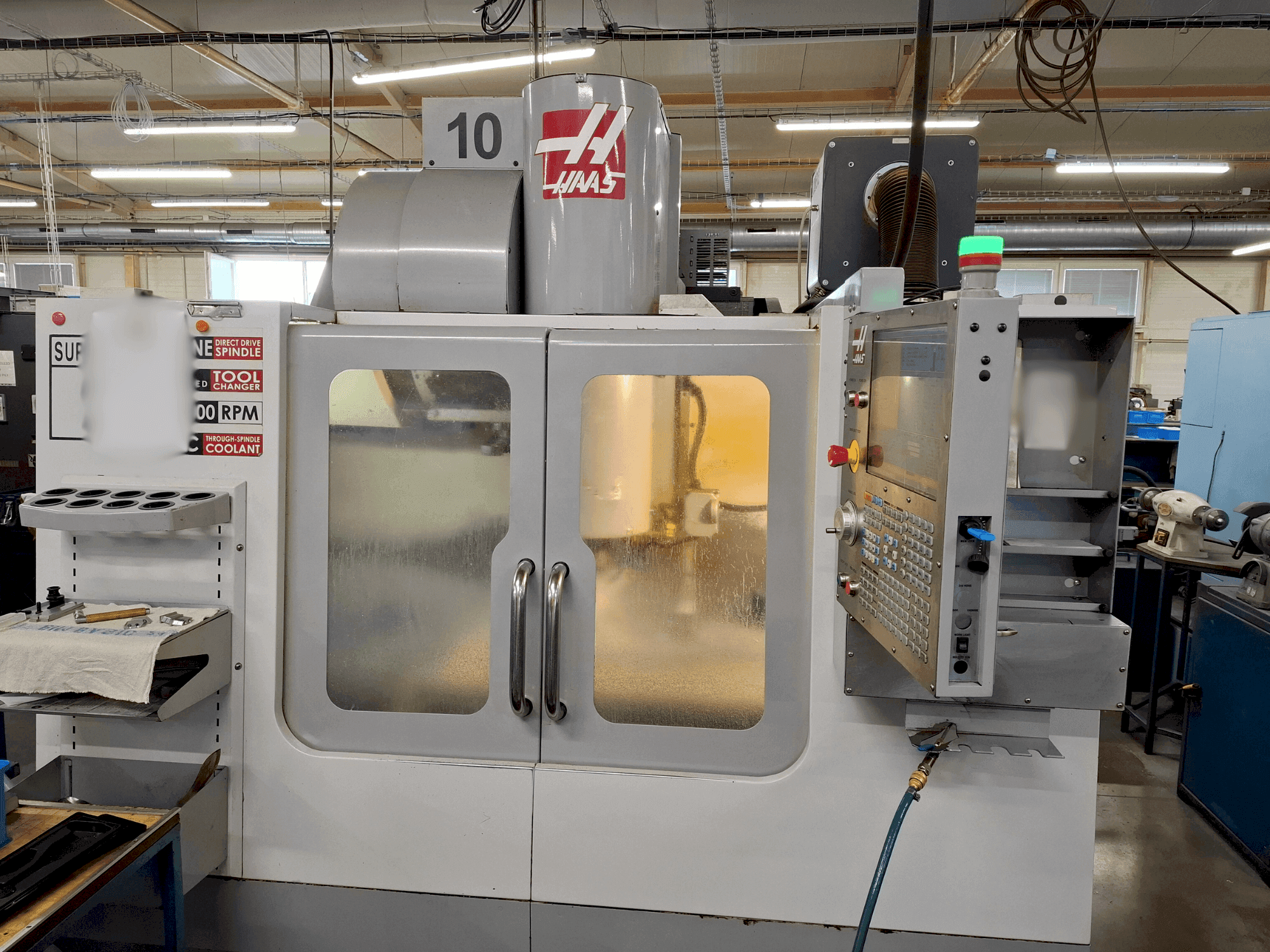 A HAAS VF-2SSHE gép elölnézete