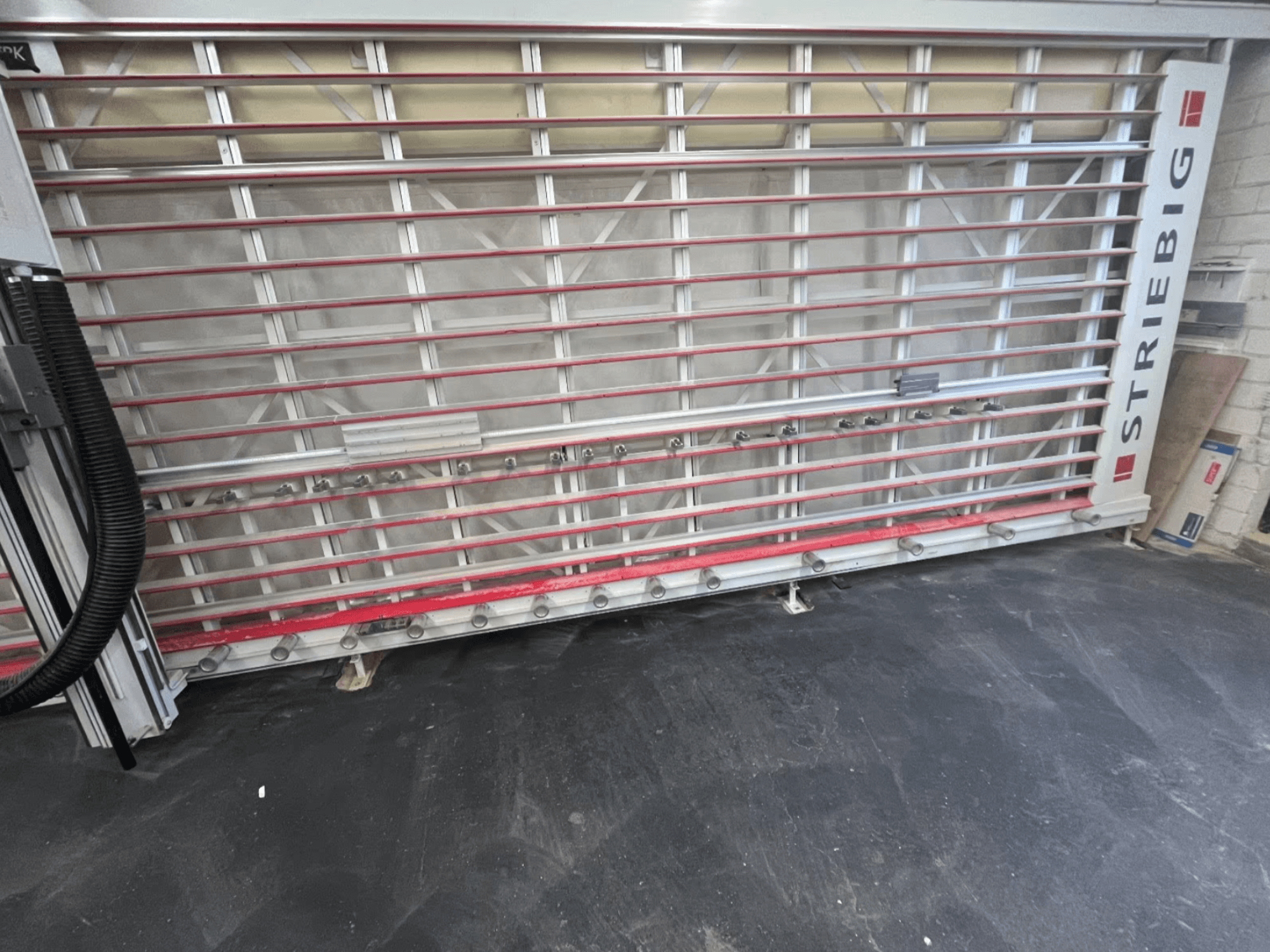 STRIEBIG Standart II TKR 6220A lemezfűrész szemből nézve; fémváz piros sínekkel és vágóelemekkel.