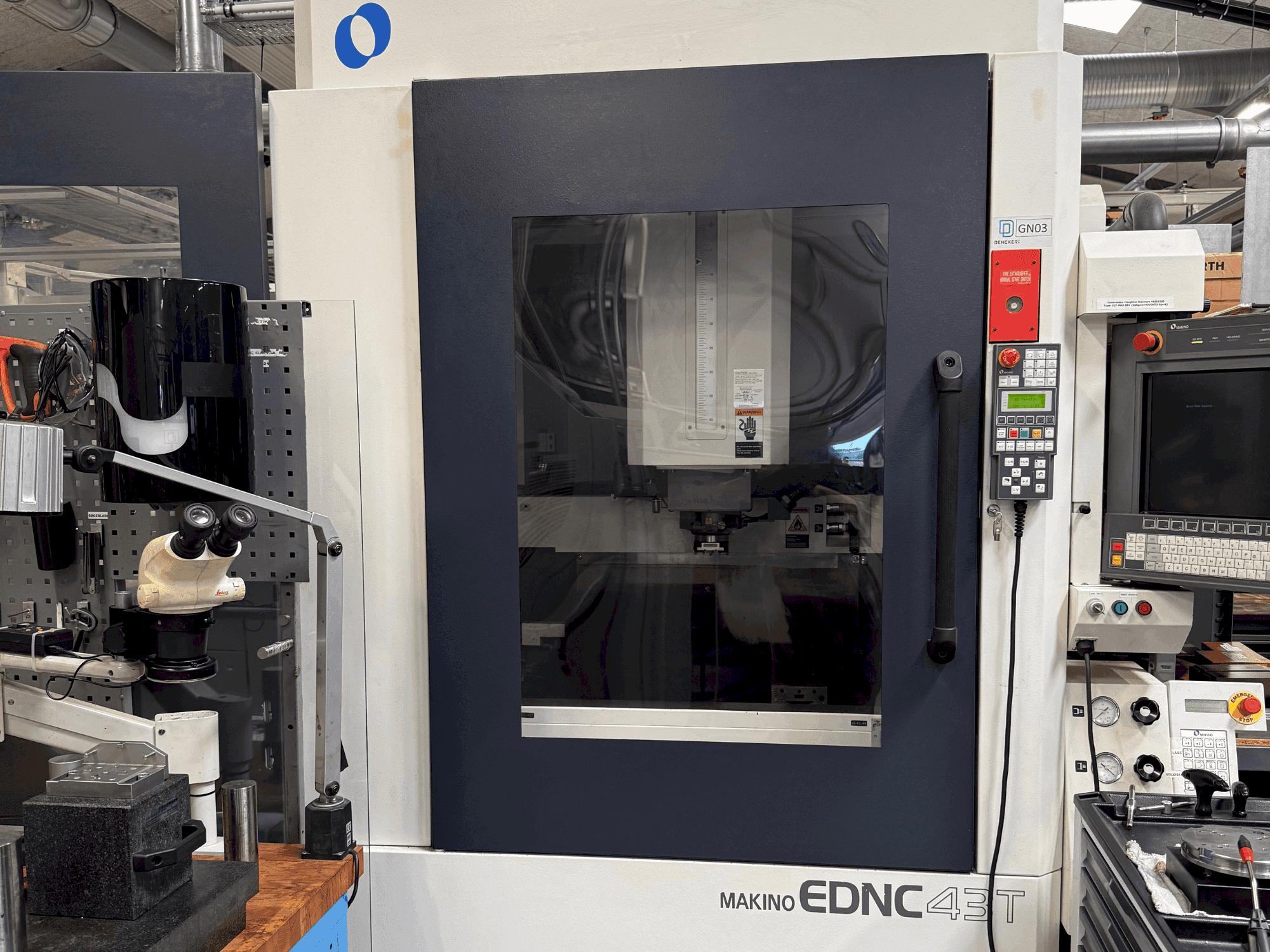 A Makino EDNC 43T incl. Erowa Robot 120 pcs gép elölnézete