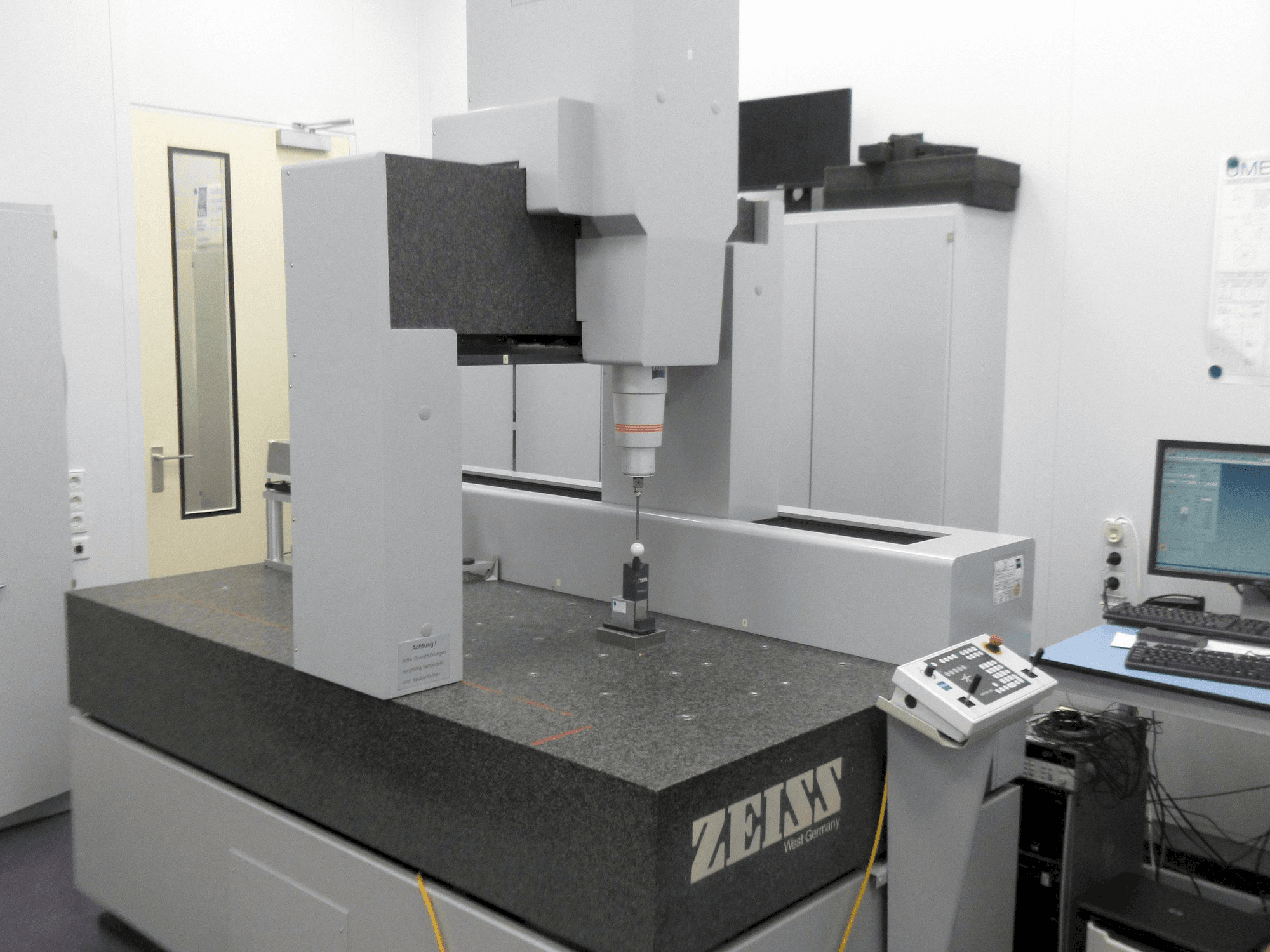 A ZEISS UC 850 gép elölnézete