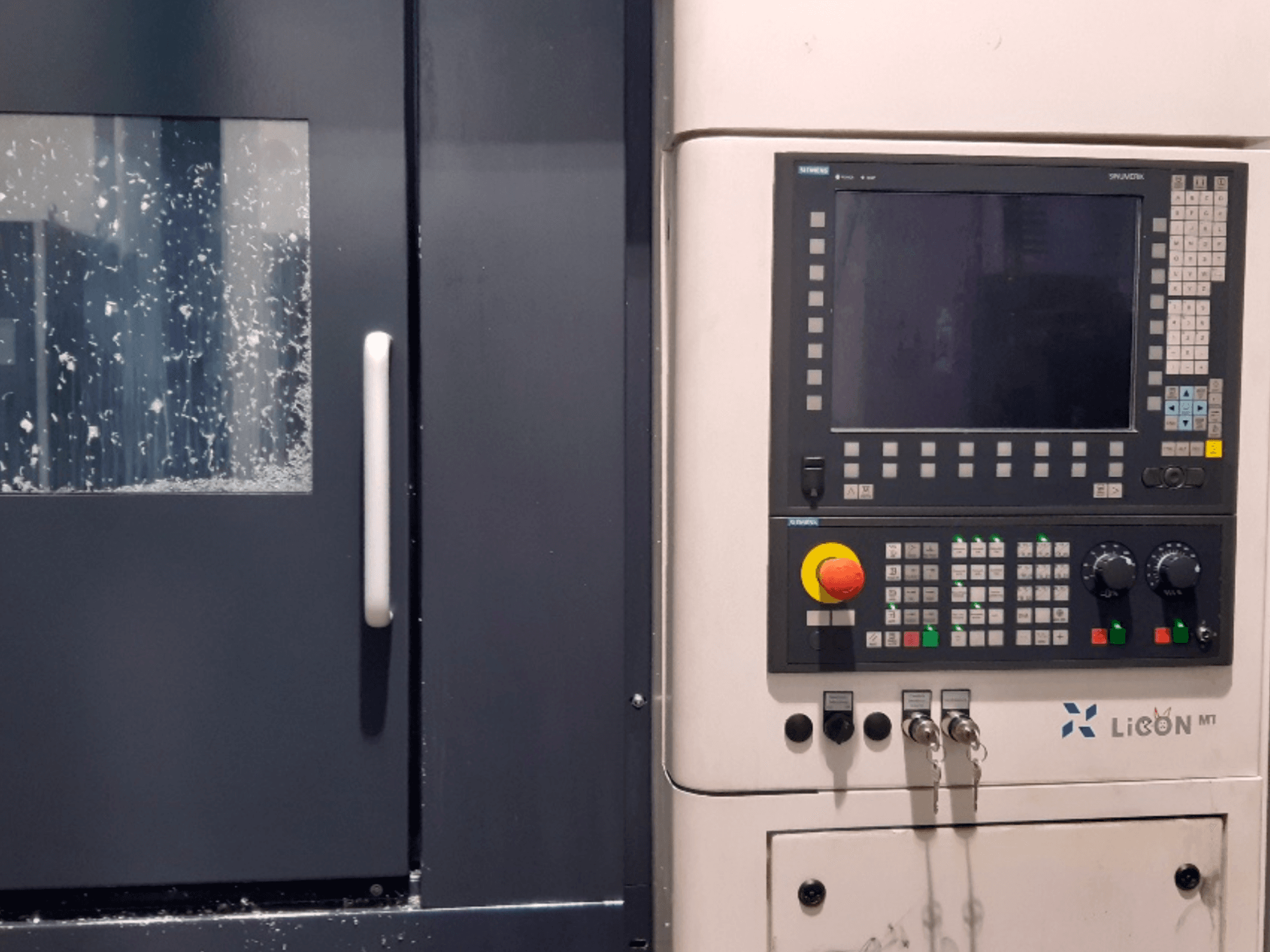 LICON LiFLEX II 766 i3 DT B22 vízszintes eszterga vezérlőpultja, elölnézet a kijelzővel és a kezelőszervekkel.