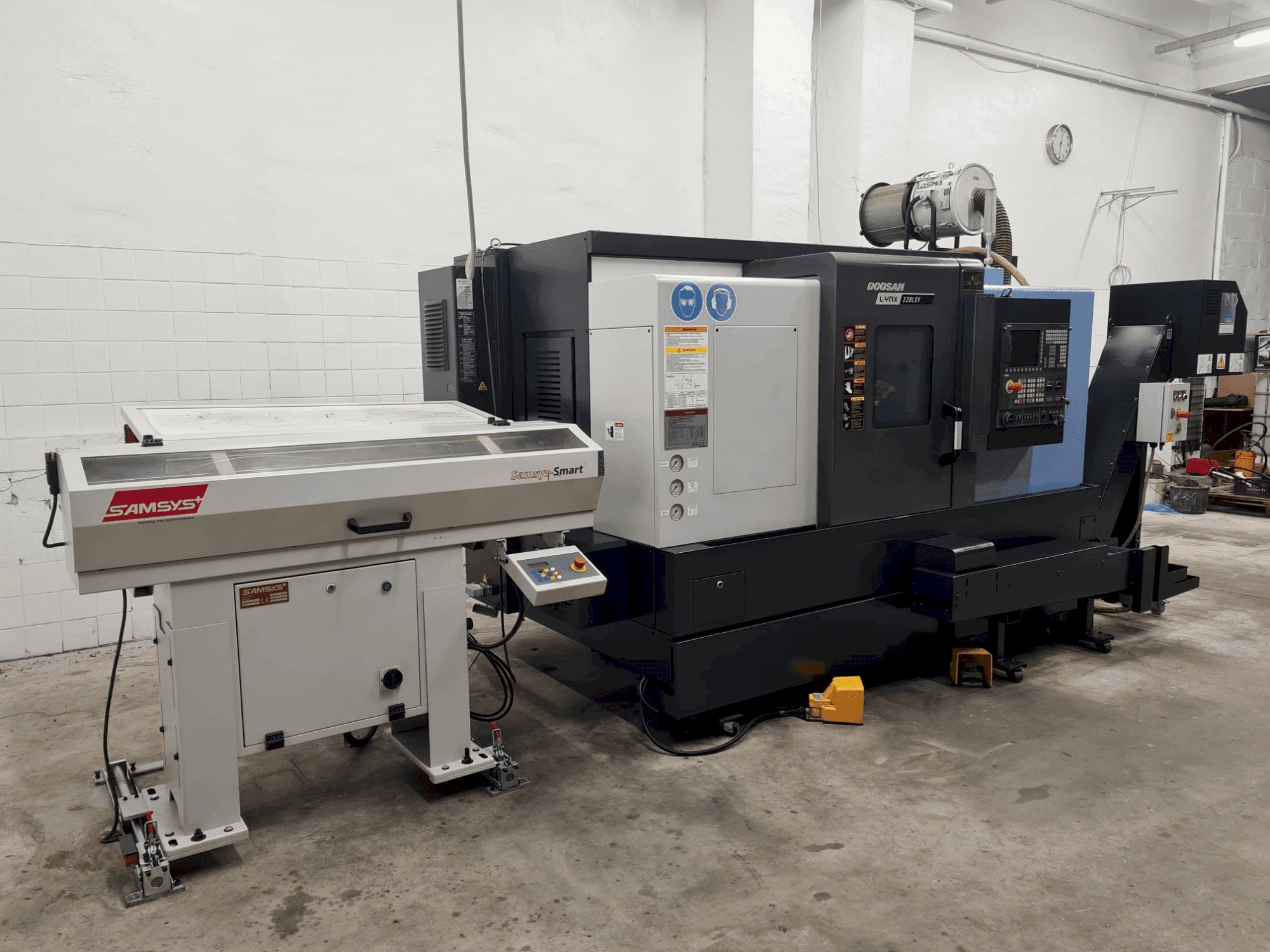 A DOOSAN LYNX 220 LSYC gép elölnézete