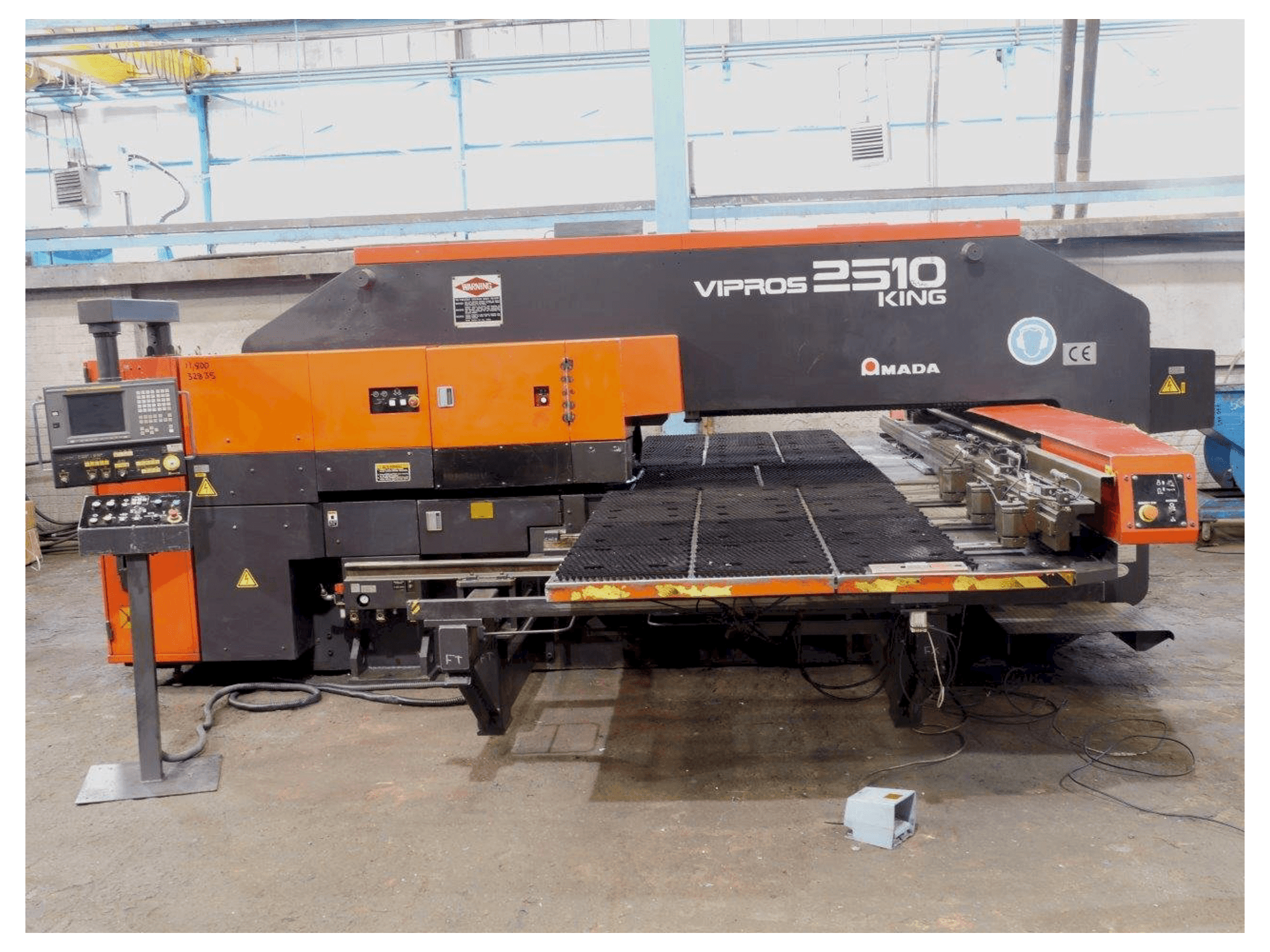 A AMADA Vipros S2510 gép elölnézete