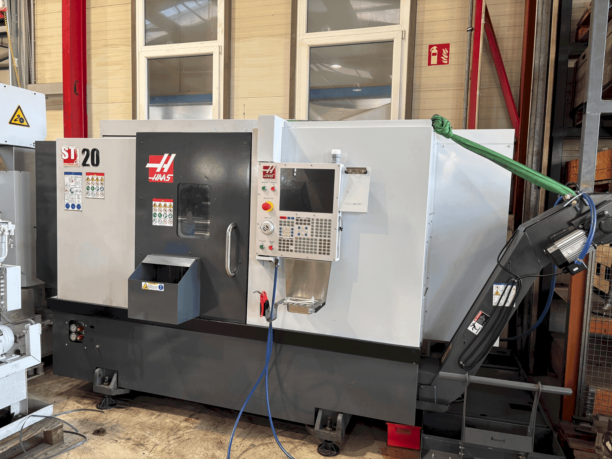 A HAAS ST-20 gép elölnézete