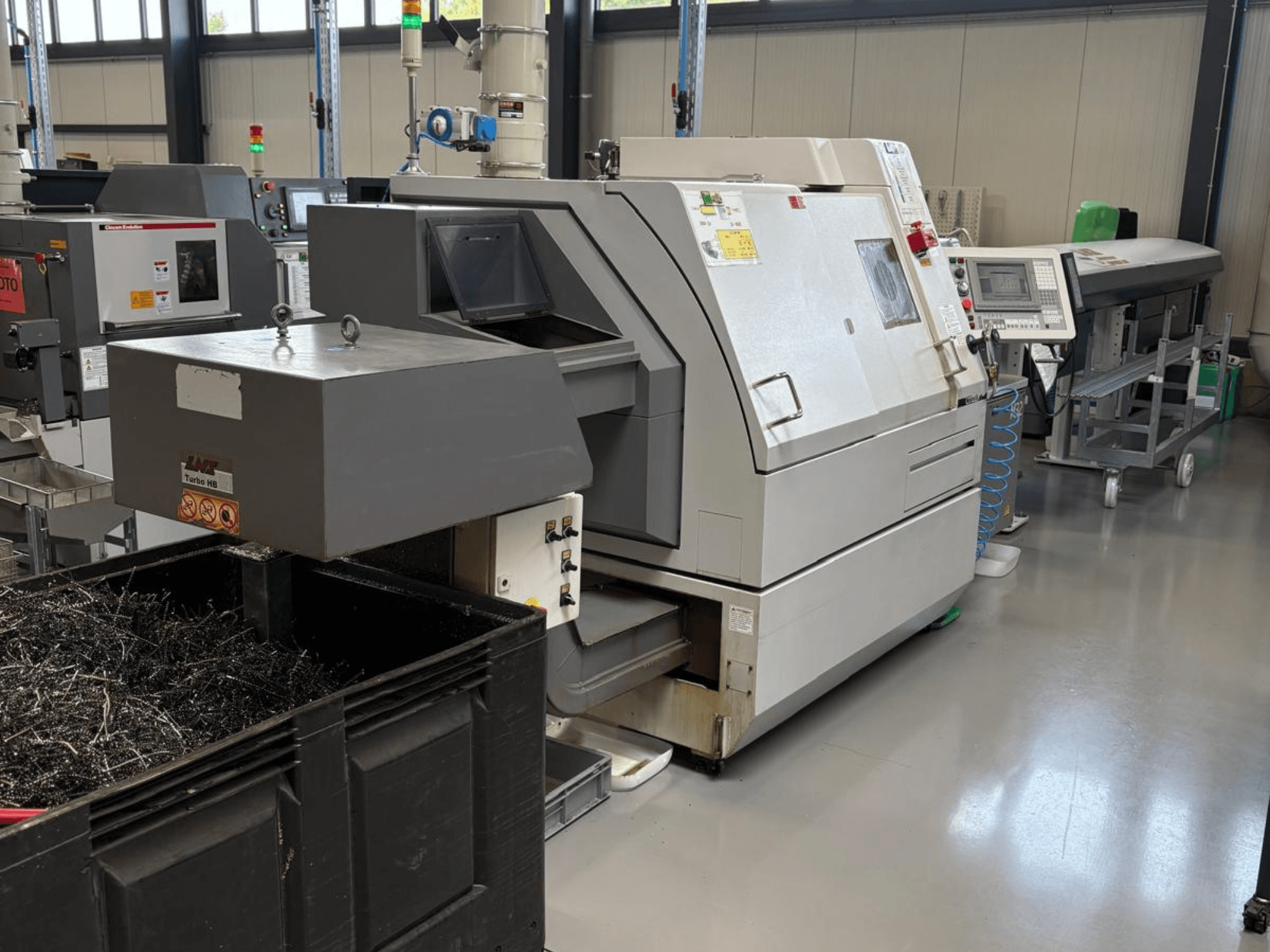 LTA Turbo H8 ipari gép, oldalnézet, nagy fémforgács-tárolóval és vezérlőpanellel, gyári környezetben.