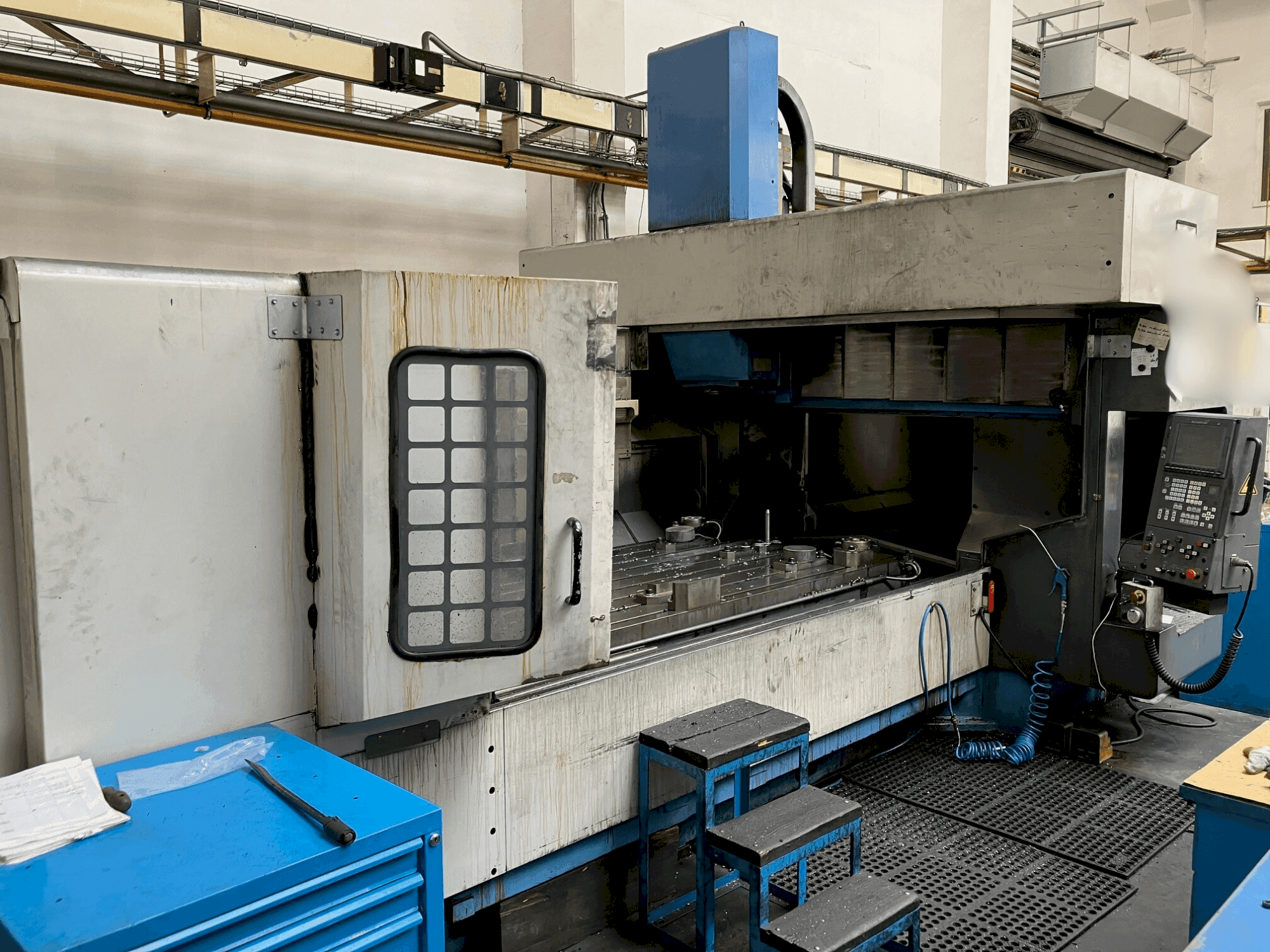 A Mazak FJV 60/120 gép elölnézete