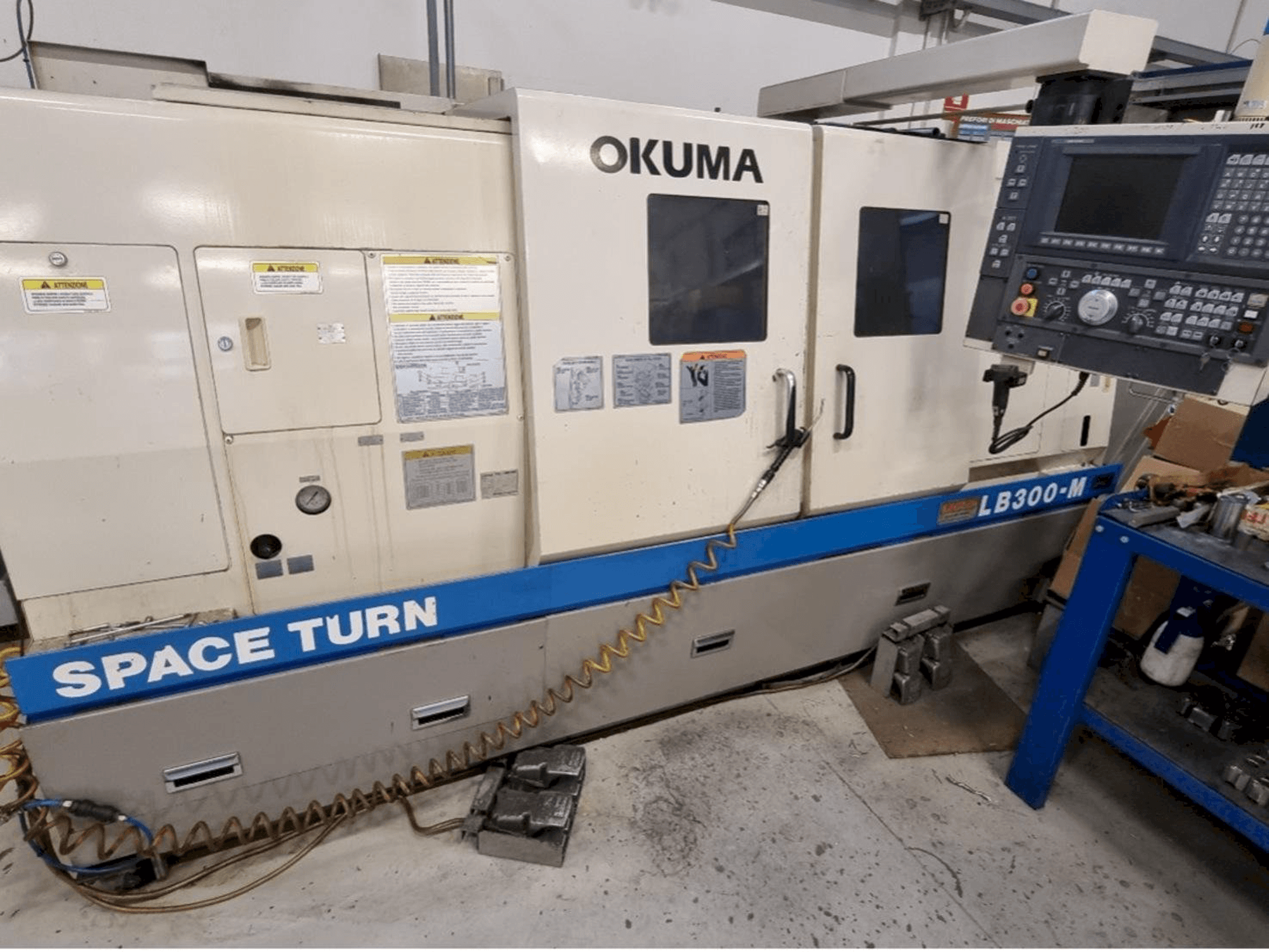 A Okuma LB 300M gép elölnézete