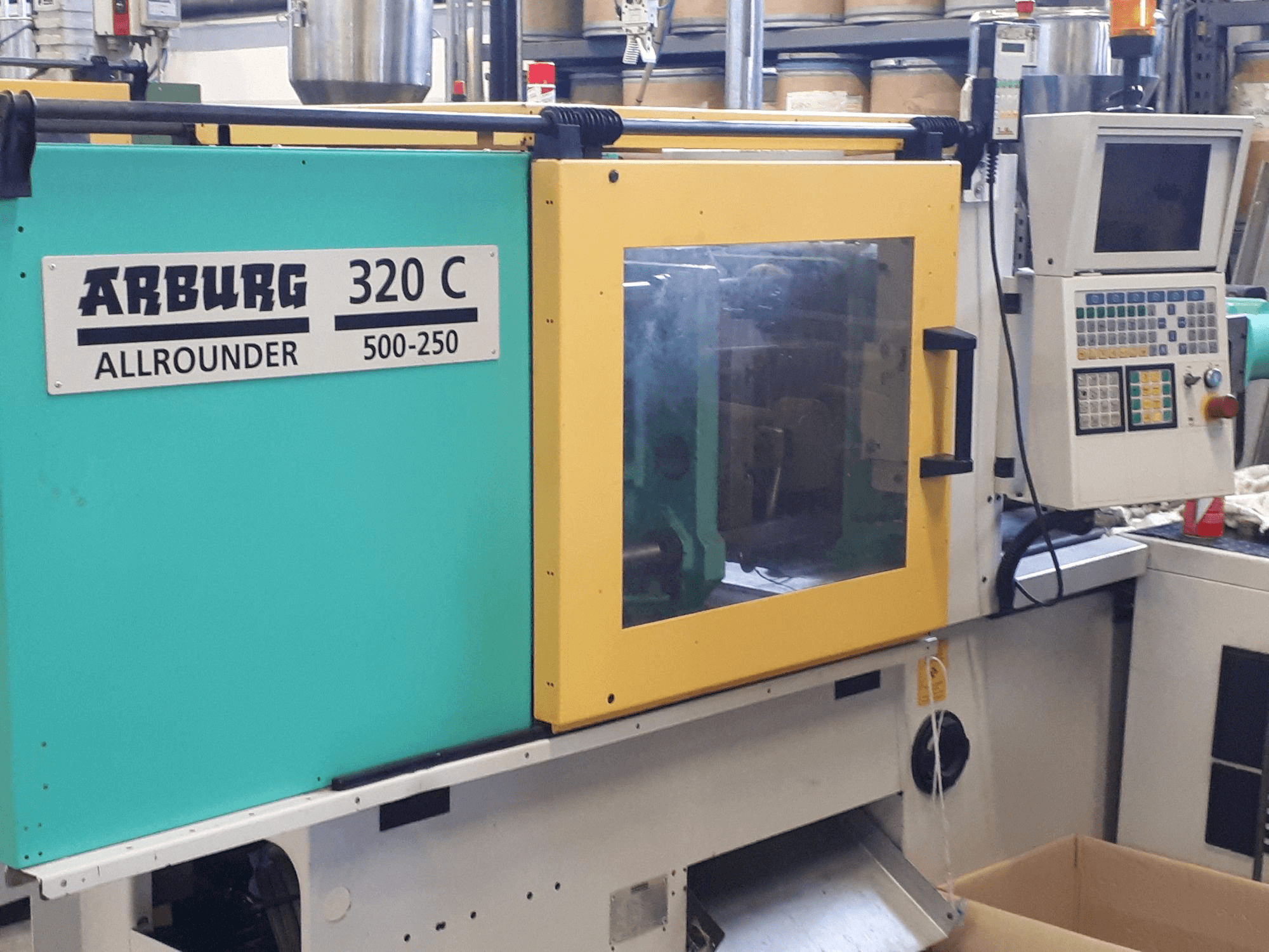 A Arburg 320c 500-250 gép elölnézete