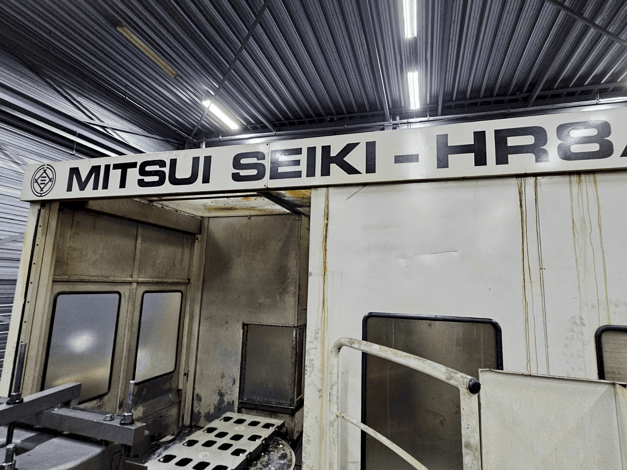 A Mitsui Seiki HR8A gép elölnézete