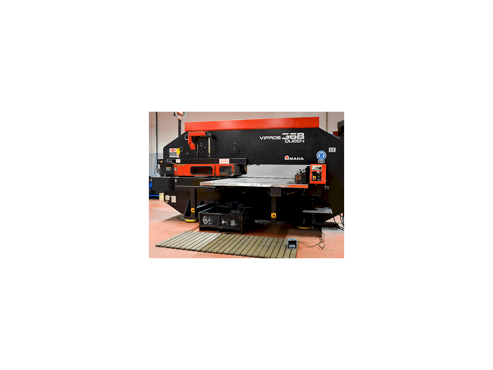 A AMADA Vipros 368 Queen gép elölnézete