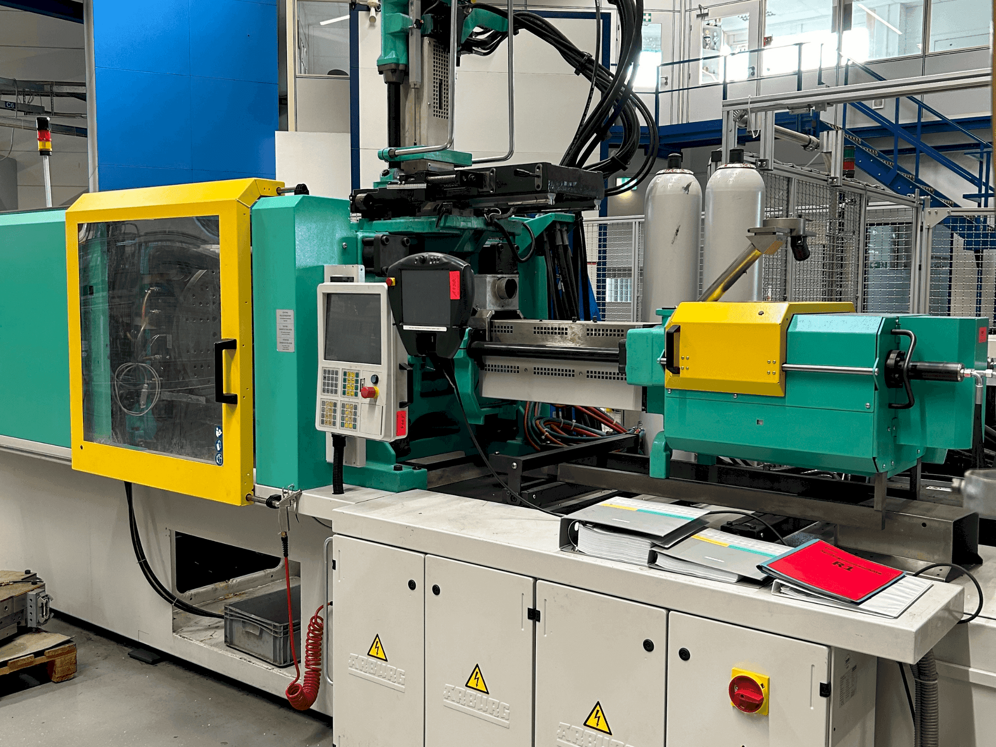 A Arburg 570S 2200-400/170 gép elölnézete