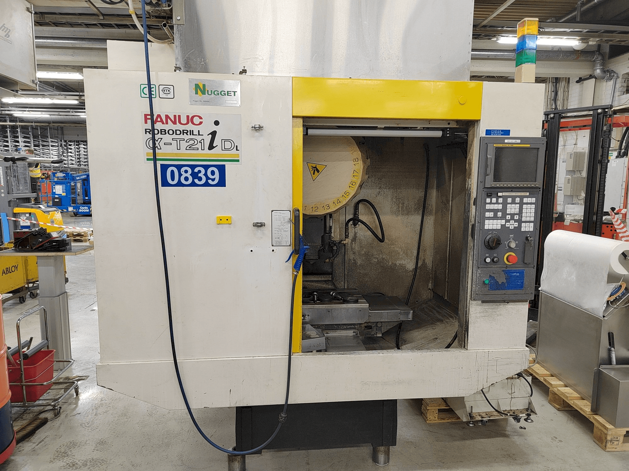 A FANUC Robodrill Alpha-T21iDL gép elölnézete