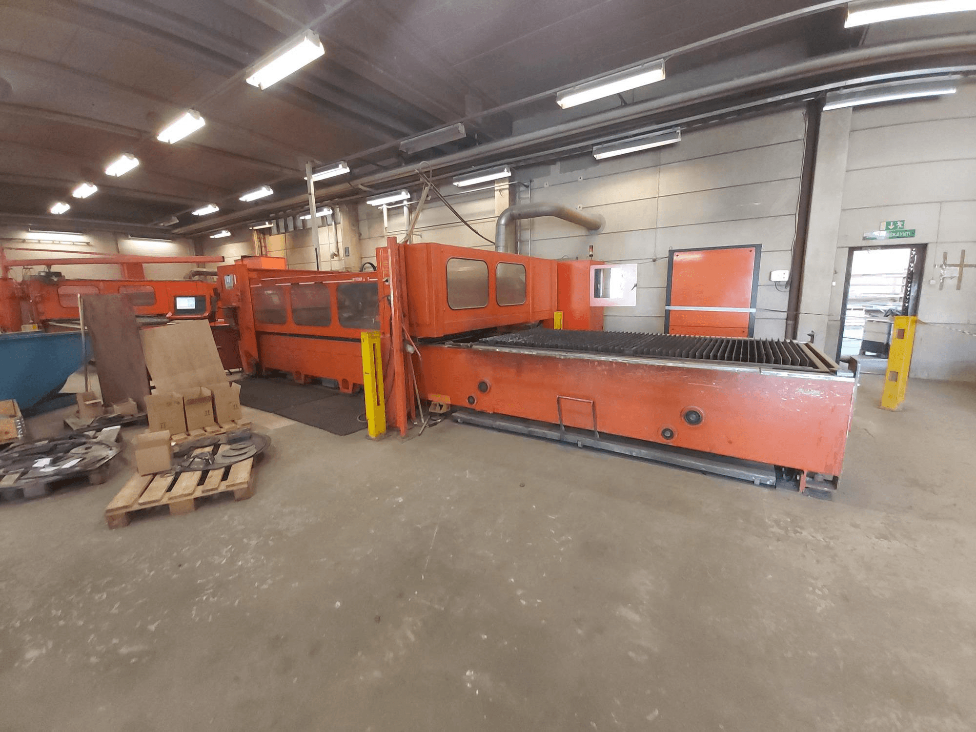 A Bystronic BTL 3015 gép elölnézete