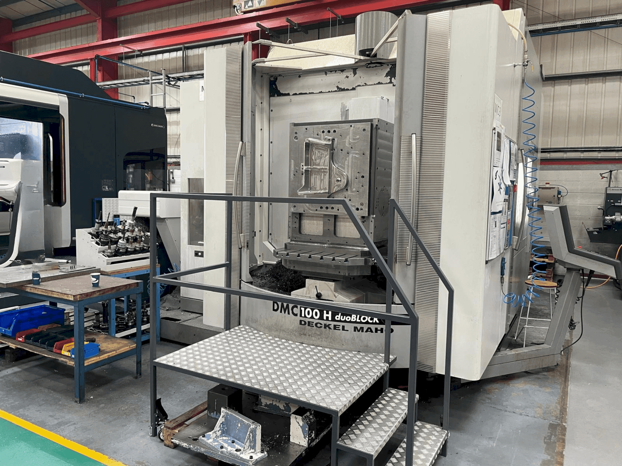 A DMG DECKEL MAHO DMC 100H duoBLOCK gép elölnézete