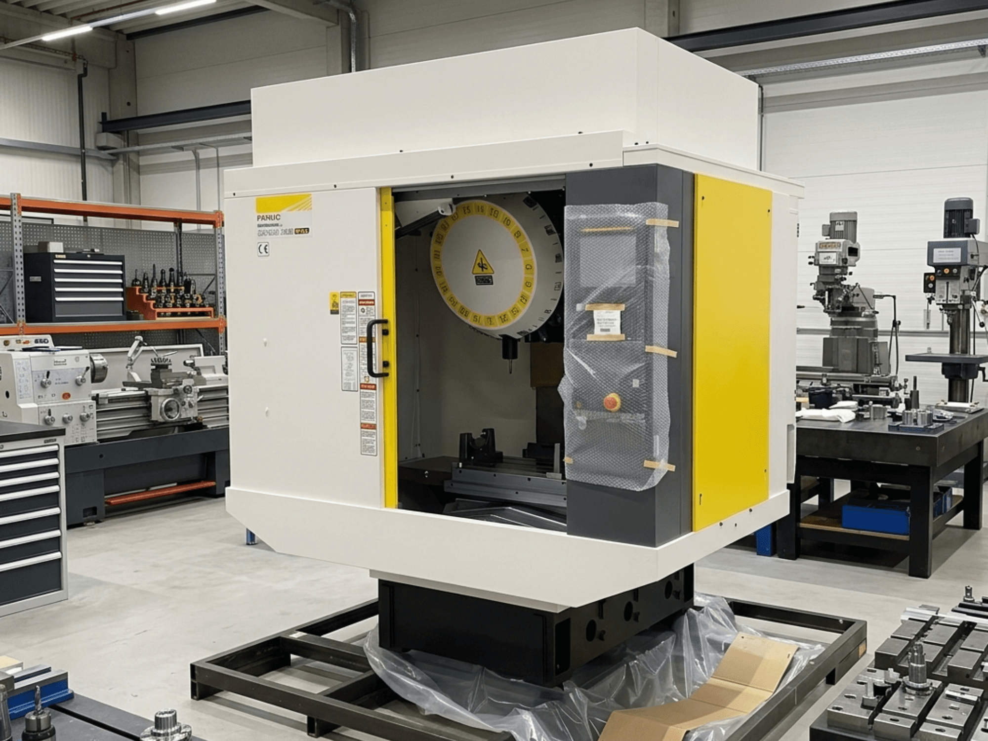 FANUC Robodrill Alpha D21LIB5 Plus függőleges megmunkálóközpont oldalnézetben, a vezérlőpanel és a munkaterület bemutatásával.